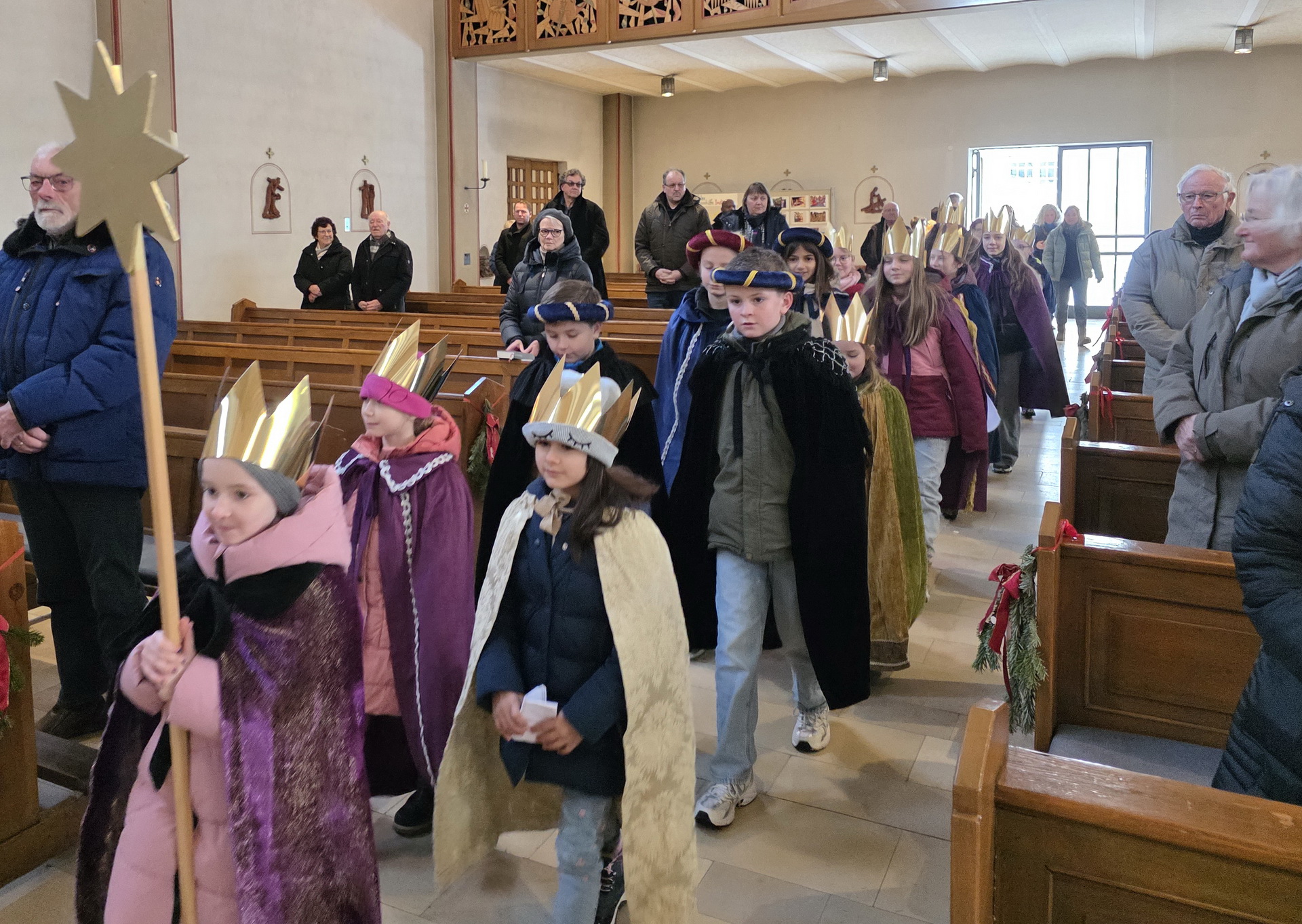 Einzug der Mechernicher Sternsinger zum Abschlussgottesdienst mit Father Stephen im Januar 2026.