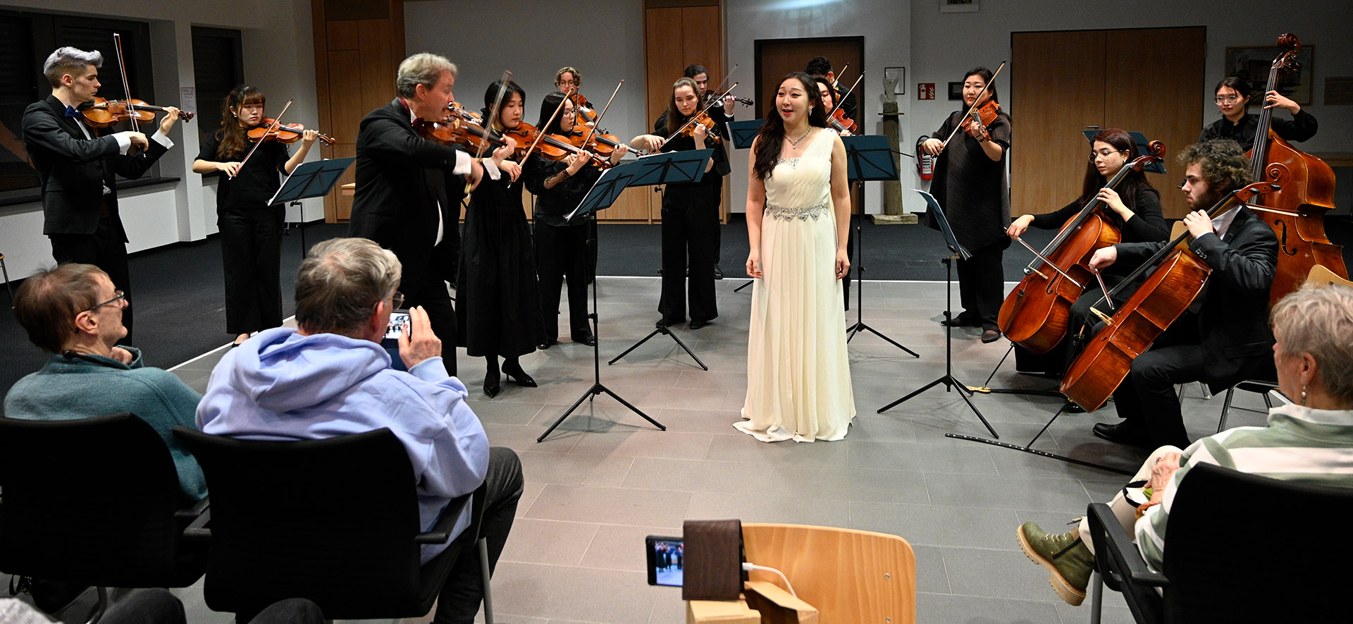 Spielten ein Weltklasse-Konzert zugunsten des Sozialwerks Communio in Christo e.V. im Mechernicher Ratssaal: die „Mainzer Musici“ unter Leitung von Prof. Benjamin Bergmann mit Koloratursopranistin Jeeho Park.