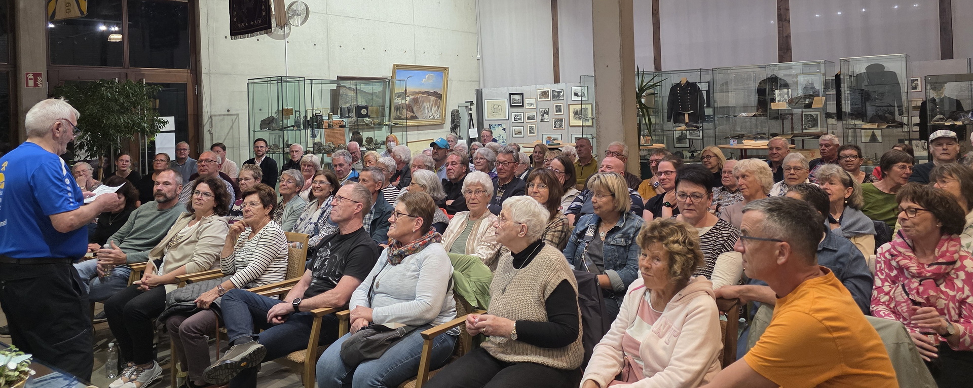 Kurator Günter Nießen begrüßte die Gäste und stellte das Bergbaumuseum Mechernich vor. Die Premierenlesung fand als Benefizveranstaltung zugunsten der ehrenamtlichen Museumsarbeit statt.