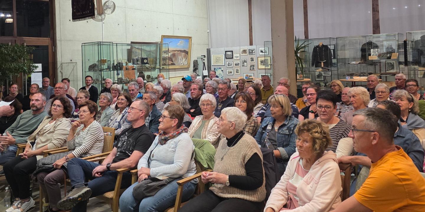 Kurator Günter Nießen begrüßte die Gäste und stellte das Bergbaumuseum Mechernich vor. Die Premierenlesung fand als Benefizveranstaltung zugunsten der ehrenamtlichen Museumsarbeit statt.