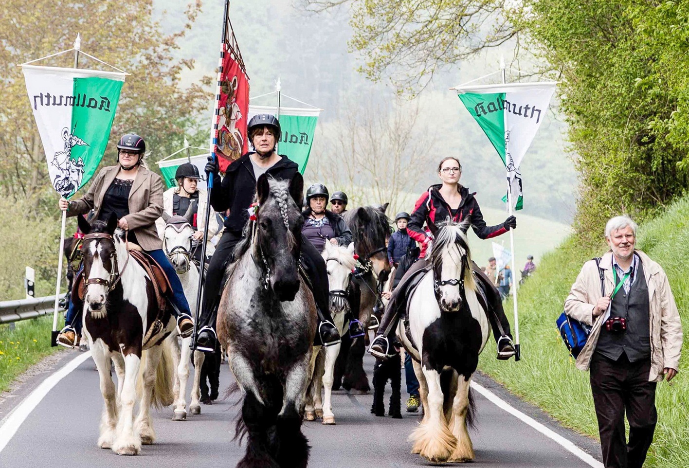 Die Reiterprozession 2026 in Kallmuth am 1. Mai startet um 11.15 Uhr an der Burg und zieht zunächst zur heiligen Messe am Georgspütz, später zur Festwiese Richtung Scheven.