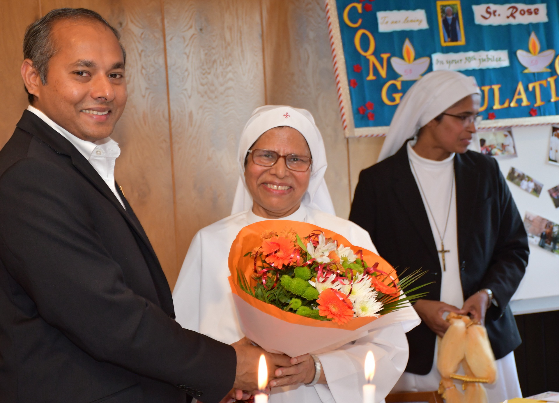 Rose Mapranathhukaran Kunjuvareed, so ihr Mädchenname, war 1970 in die Gemeinschaft der neun Jahre zuvor gegründeten Samaritan-Schwestern in Indien eingetreten und lebte und wirkte seit 2013 in den Pflegeeinrichtungen des Ordo Communionis in Christo in Mechernich. Dort feierte sie vor zwei Jahren auch ihre Goldene Ordensprofess, hier mit Generalsuperior Jaison Thazhathil und Schwester Little Flower.