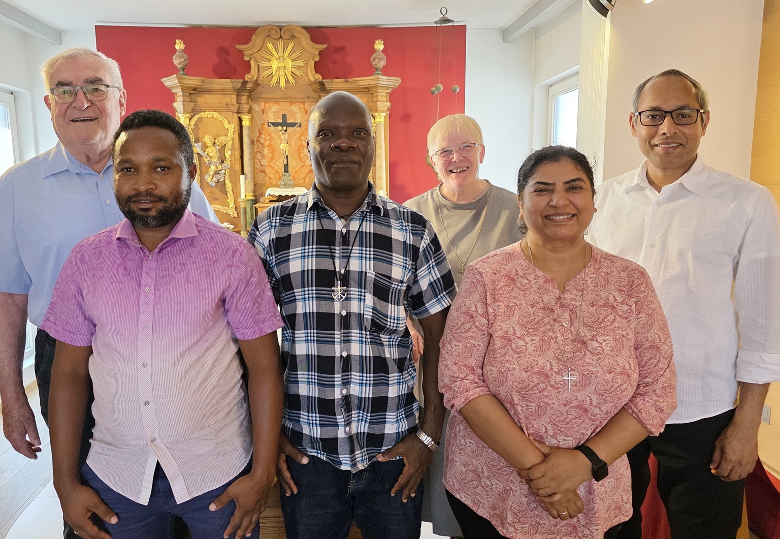 Abschied nach vier intensiven Wochen im Mutterhaus der Communio in Christo (v.l.): Spiritual Pater Rudolf Ammann ISch, Martin Atwiine, Father John Baptist CSC, Schwester Lidwina, Schwester Shelly und Generalsuperior Father Jaison Thazhathil. Im Mittelpunkt des Austauschs standen Gebet, Gemeinschaft und die Frage, wie die Spiritualität der Communio in Christo künftig auch in Uganda weiter Wurzeln schlagen kann.