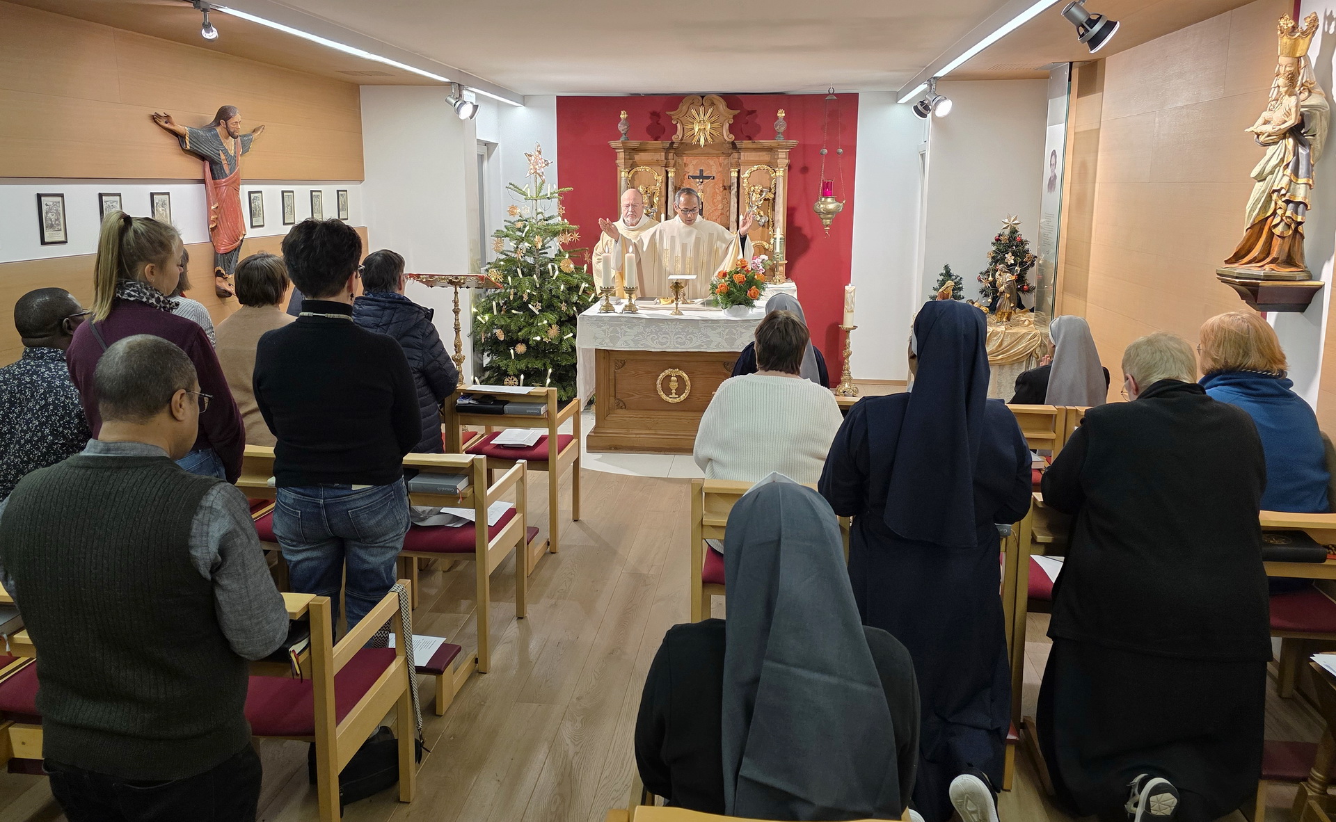 In der Heiligen Messe am Donnerstag stellte Generalsuperior Jaison Thazhathil den Abschied in einen größeren geistlichen Zusammenhang. Ordensleben sei – wie die Bibel zeige – immer auch ein Leben der Sendung und des Gesandtseins. Christus nachzufolgen bedeute, zum Aufbruch bereit zu sein.