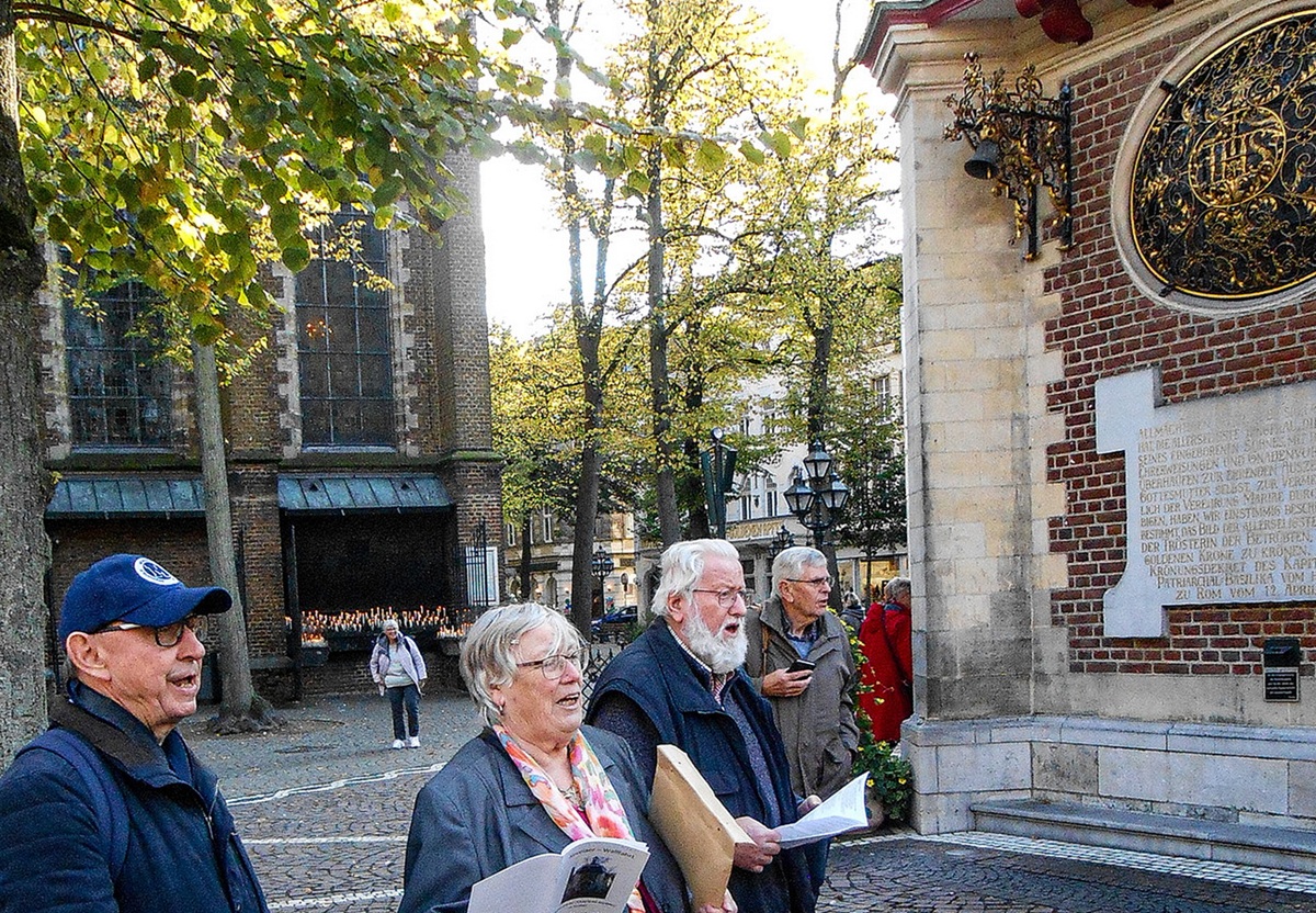 Mechernicher Pilger vor der Gnadenkapelle.
