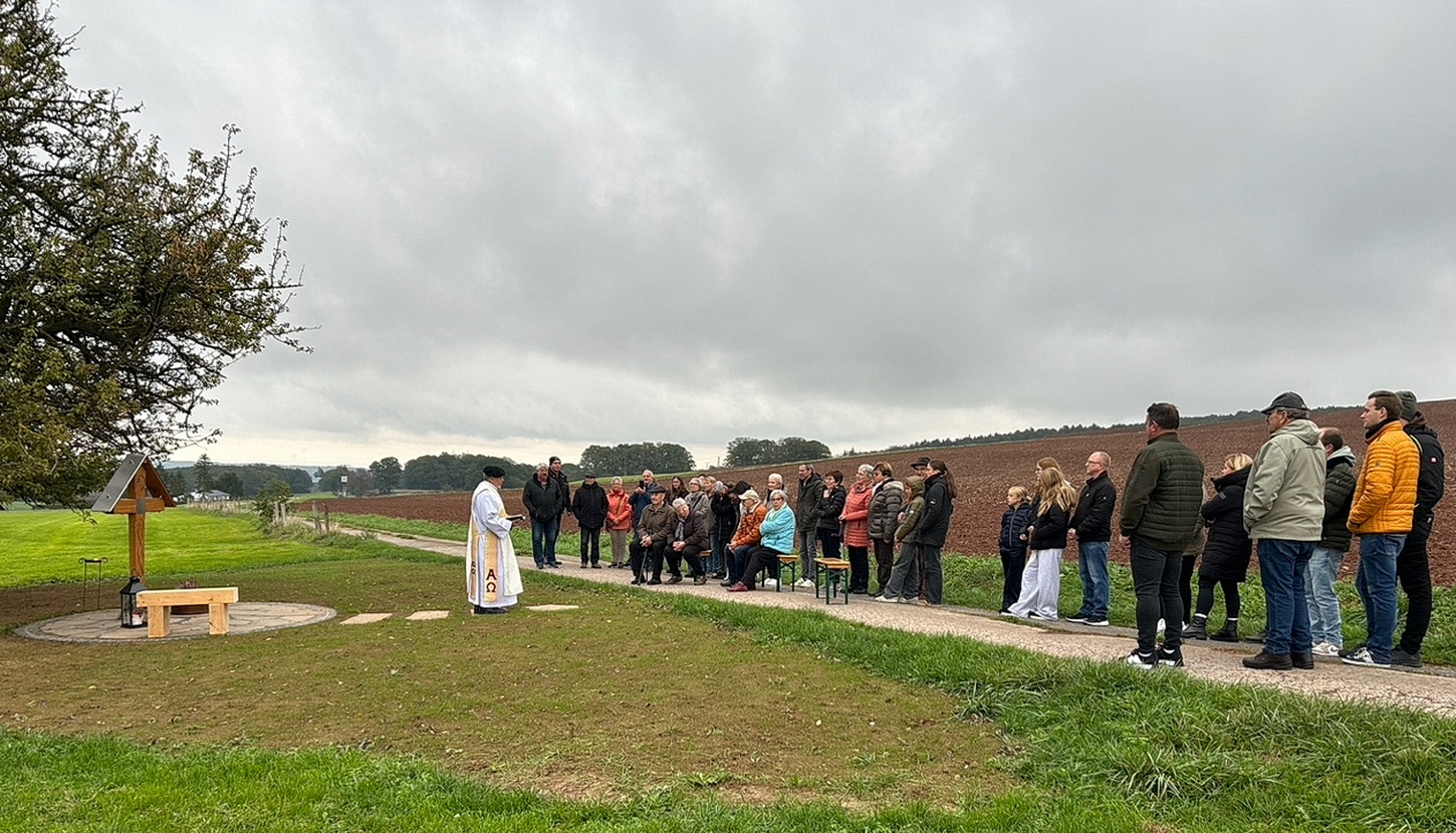 Fast eine kleine Dorfgemeinde versammelte sich zur Einsegnung des neuen Wegekreuzes bei Weiler am Berge. Das von Christa und Hermann-Josef Hack gestiftete Kreuz ist Ausdruck ihrer Dankbarkeit und wurde von Diakon Manfred Lang gesegnet.