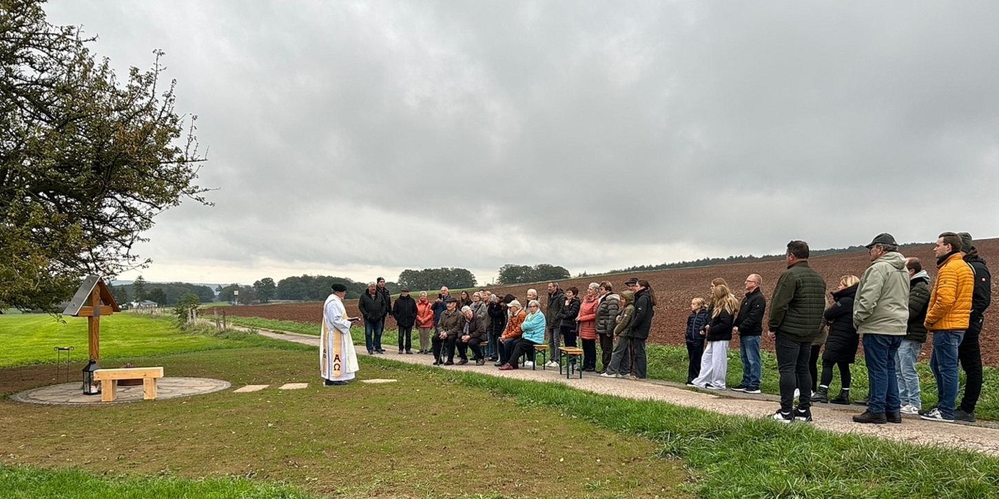 Fast eine kleine Dorfgemeinde versammelte sich zur Einsegnung des neuen Wegekreuzes bei Weiler am Berge. Das von Christa und Hermann-Josef Hack gestiftete Kreuz ist Ausdruck ihrer Dankbarkeit und wurde von Diakon Manfred Lang gesegnet.