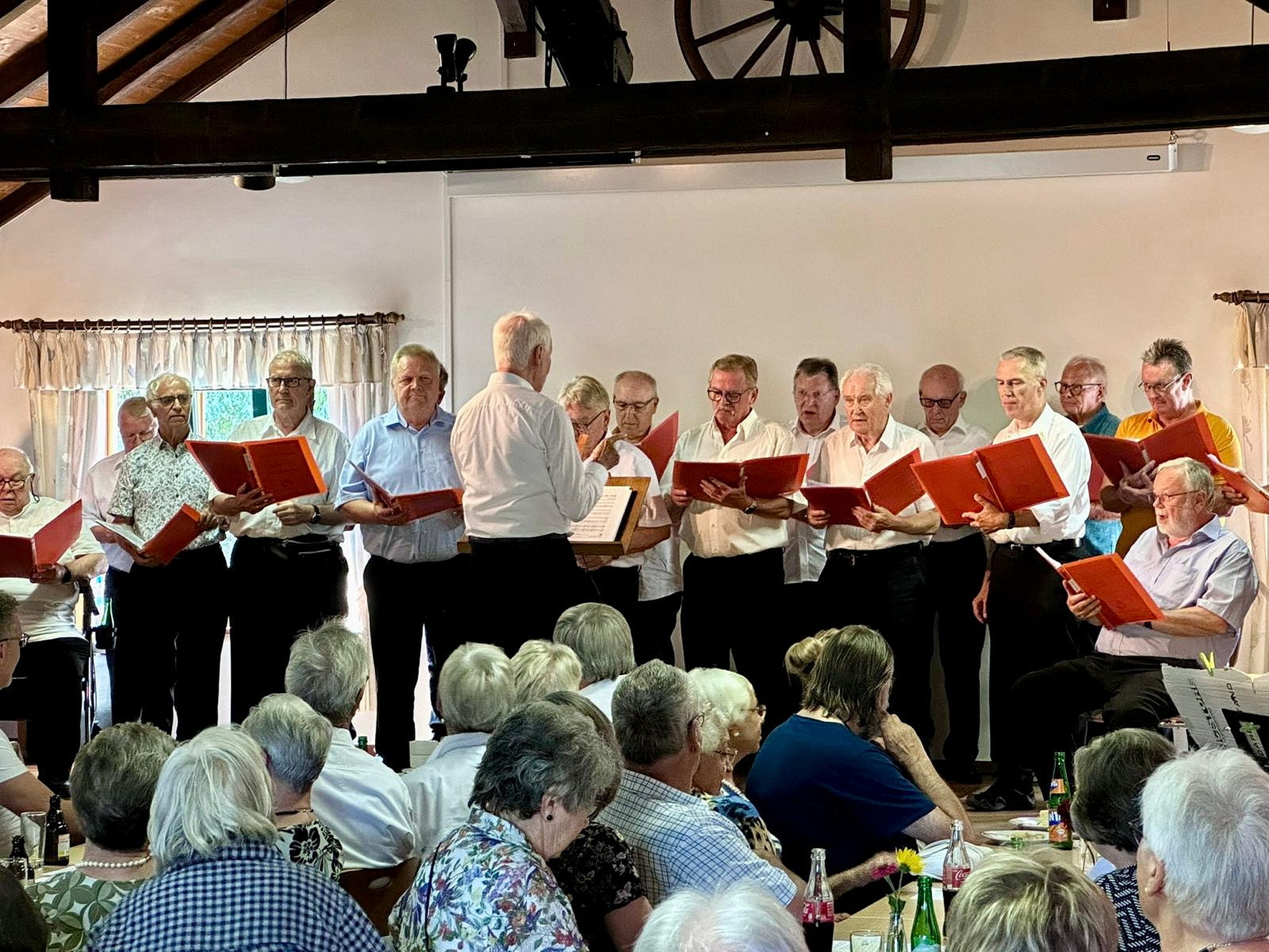 Männerstimmen mit langer Tradition: Der 1892 gegründete MGV Vussem übernimmt die musikalische Gestaltung der diesjährigen Barbaramesse im Mechernicher Bergbaumuseum. Das Archivbild zeigt den Chor bei einem früheren Auftritt vor großem Publikum.