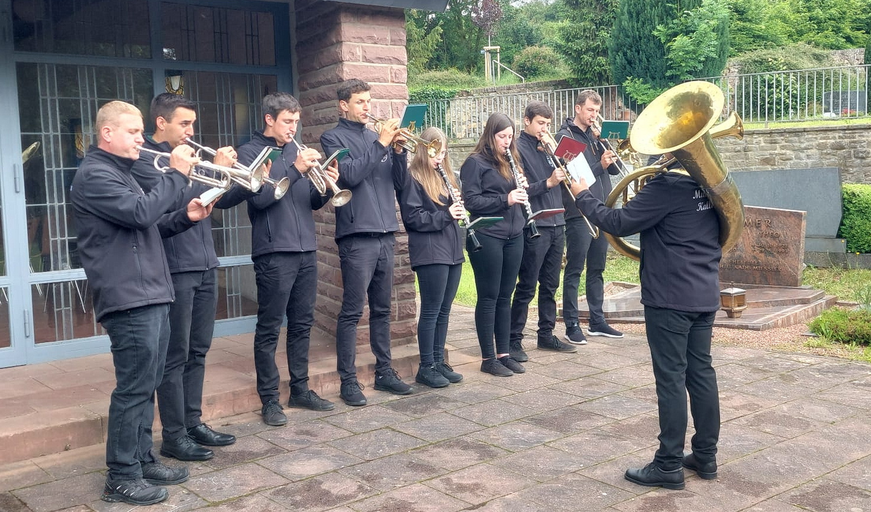 Musik zum stillen Gedenken: Musikerinnen und Musiker des Musikvereins Kallmuth bei einer früheren musikalischen Begleitung des Totengedenkens auf dem alten Kallmuther Friedhof. Allerheiligen ist nicht nur ein Tag der Trauer, sondern auch der Gemeinschaft und der christlichen Hoffnung auf ein Wiedersehen. In Kallmuth und Lorbach findet auch das traditionelle „Allerseelenbrabbeln“ statt, ein Heische-Gang junger Männer mit bestimmten Sprechgesängen, bei dem Almosen für Kerzenopfer gesammelt werden.