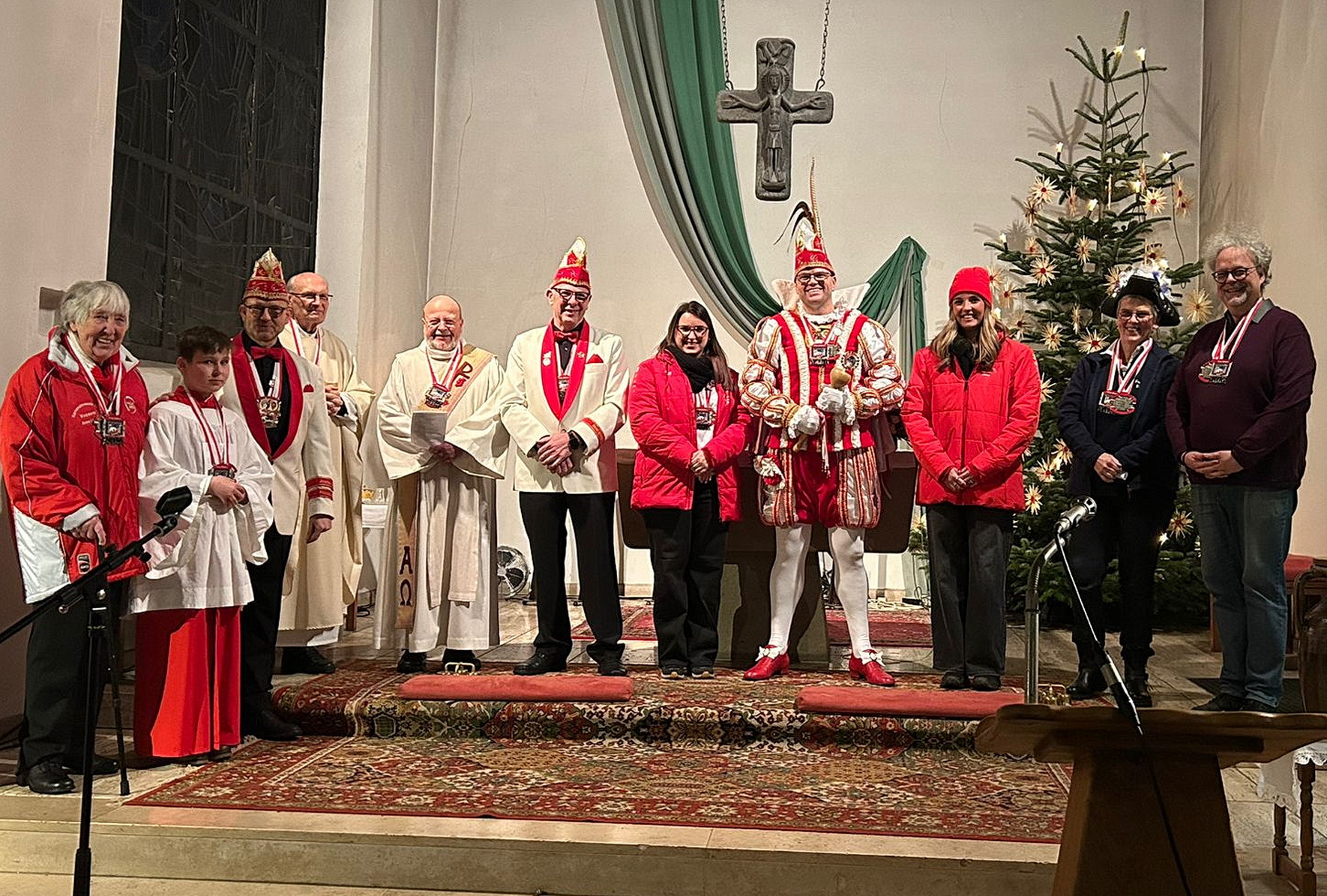Nach der Ordensverleihung (v.l.): Gottesdienstgestalterin Anneliese Klinkhammer, Messdiener Alex Wielspütz, Karnevalsvereinssprecher Michael Kreuser, Pfarrer Felix Dörpinghaus, Diakon Manfred Lang, Karnevalsvereinsvorsitzender Wolfgang Schneider, Nadine Bertram, Prinz Stefan I. (Schmitz), Joline Schumann, Resel Feyen und Erik Arndt.