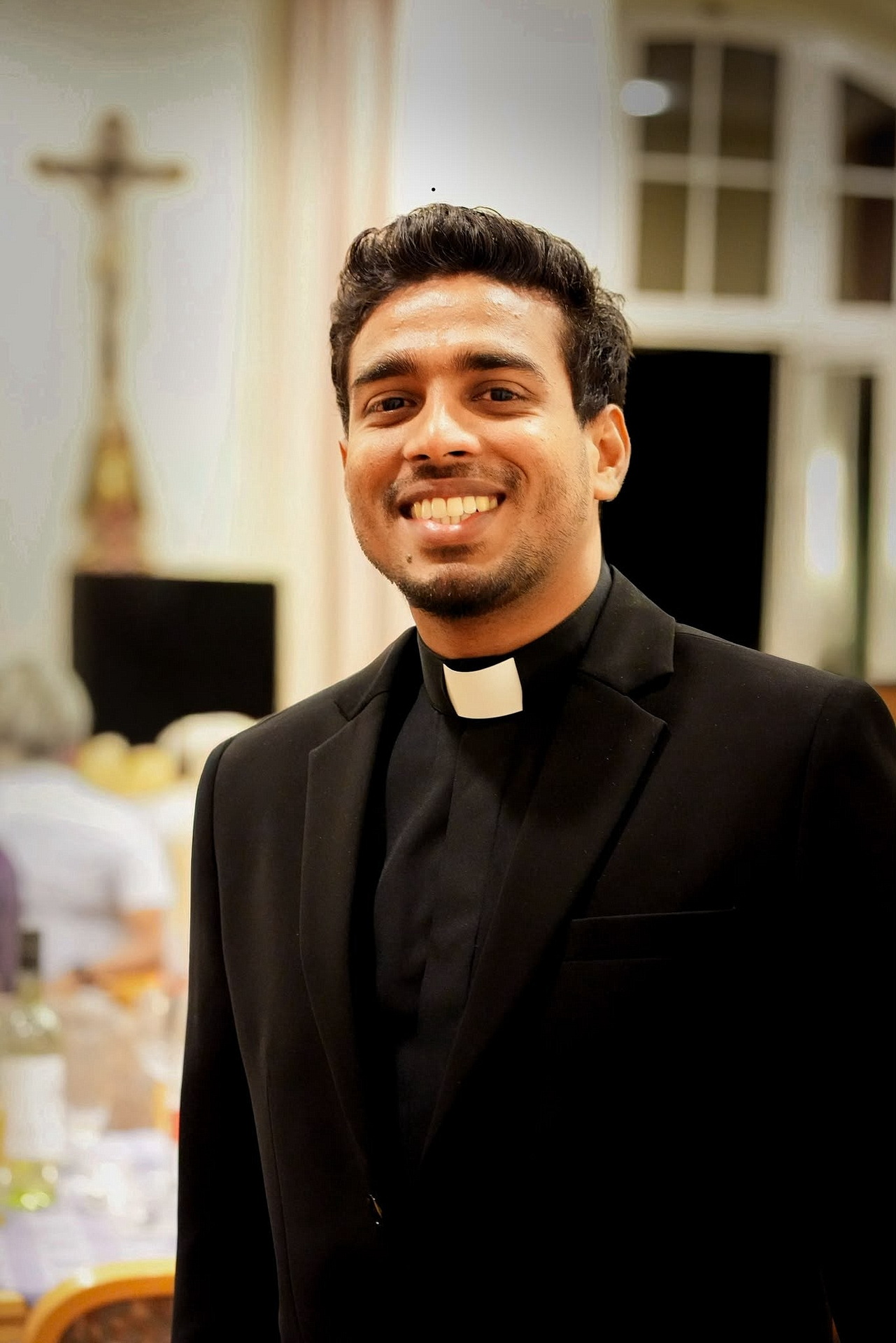 Ein neues Gesicht bei der Communio in Christo: Father Subin, kirchenamtlich Rev. Fr. Jacob Chalil, stammt aus dem südindischen Kerala und wurde 2022 zum Priester der syro-malankarischen katholischen Kirche geweiht. Der 32-Jährige ist für ein Jahr aus dem Großerzbistum Trivandrum nach Mechernich delegiert, lernt Deutsch und arbeitet bereits in der Seelsorge mit. Er verfasste auch den Bericht über den Besuch der Schweizer Delegation um seinen Vorgänger Jaimson Mathew Kizhakkevila.