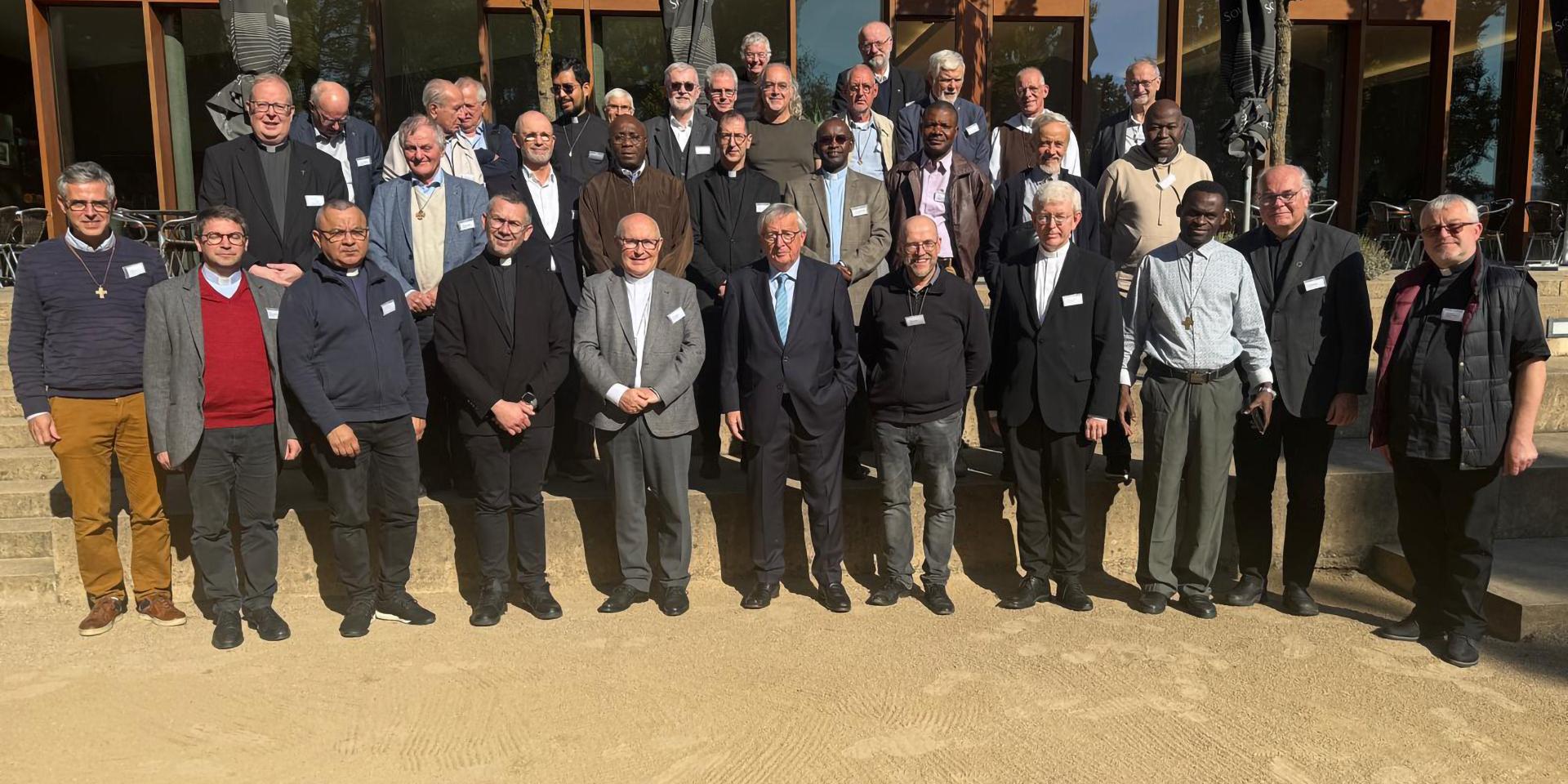 Beim Priestertreffen „EUROPAX“ in Schengen kamen Geistliche aus drei Ländern zusammen. Mit dabei waren der frühere EU-Kommissionspräsident Jean-Claude Juncker (Mitte), der Luxemburger Weihbischof Leo Wagener (daneben) und der Mechernicher Pfarrer Erik Pühringer (2.v.r.).