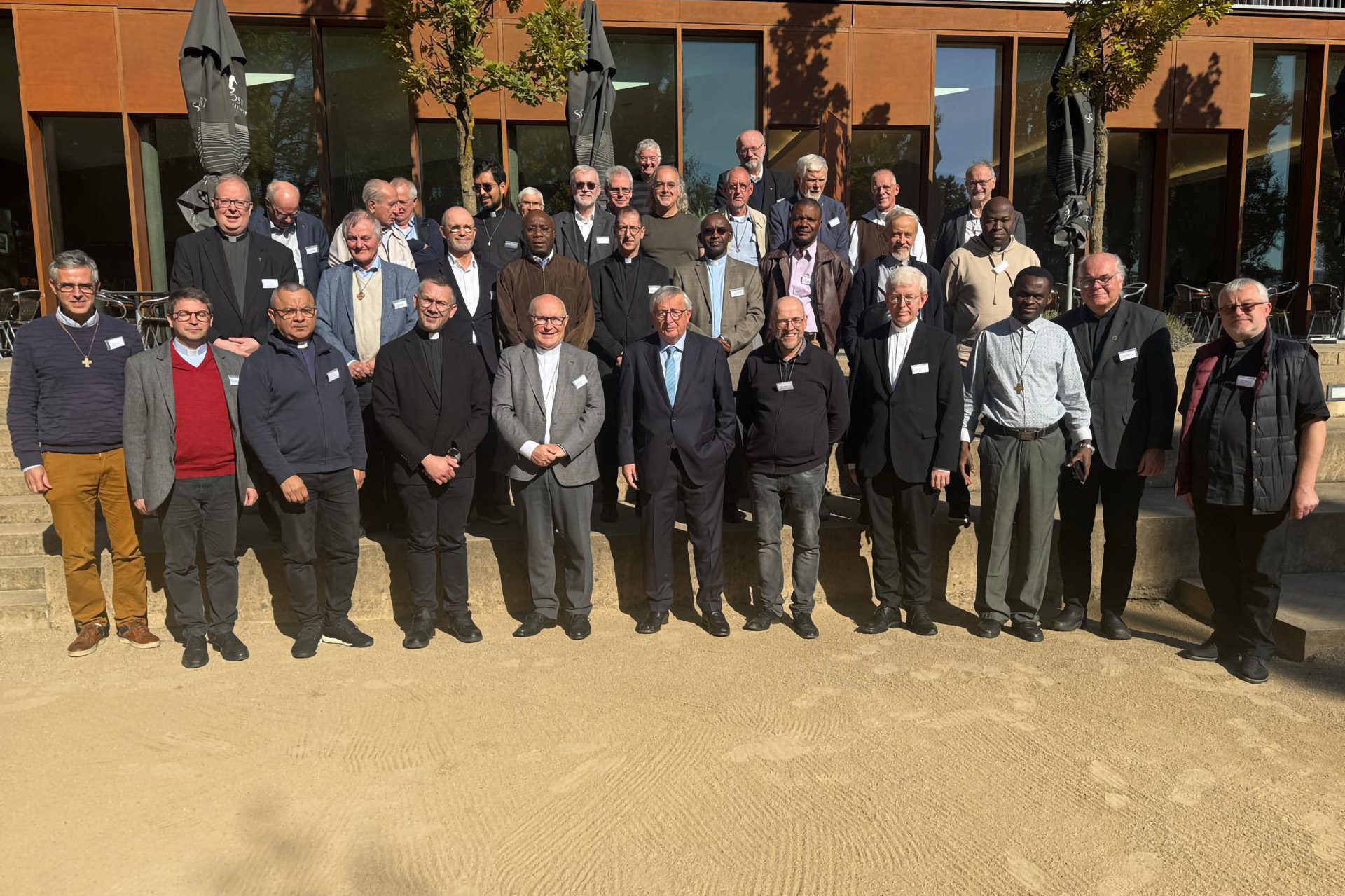 Beim Priestertreffen „EUROPAX“ in Schengen kamen Geistliche aus drei Ländern zusammen. Mit dabei waren der frühere EU-Kommissionspräsident Jean-Claude Juncker (Mitte), der Luxemburger Weihbischof Leo Wagener (daneben) und der Mechernicher Pfarrer Erik Pühringer (2.v.r.).