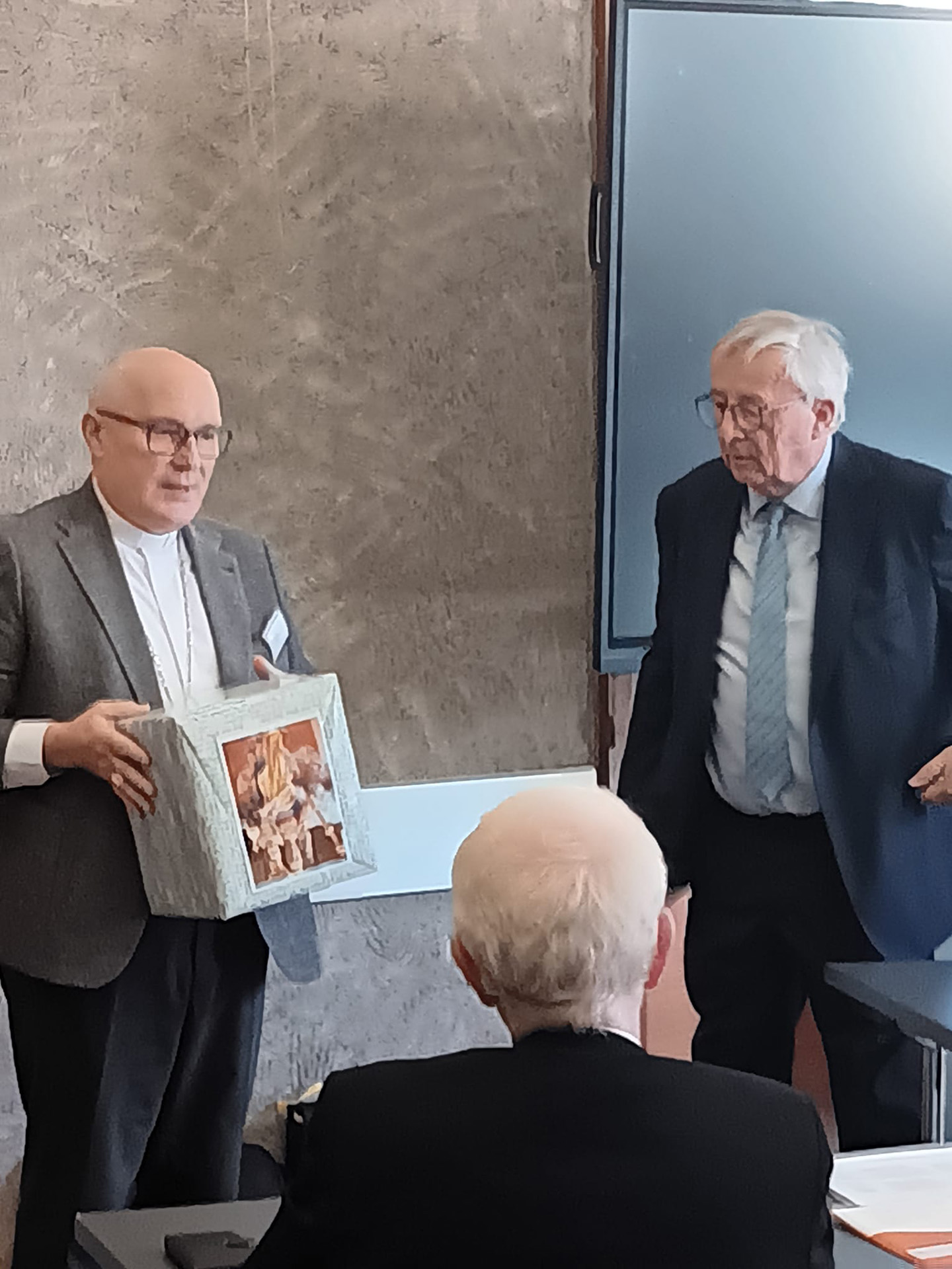 Der frühere EU-Kommissionspräsident und langjährige luxemburgische Premierminister Jean-Claude Juncker (r.) sprach beim Priestertreffen „EUROPAX“. Der Luxemburger Weihbischof Leo Wagener überreichte zum Dank ein Geschenk.