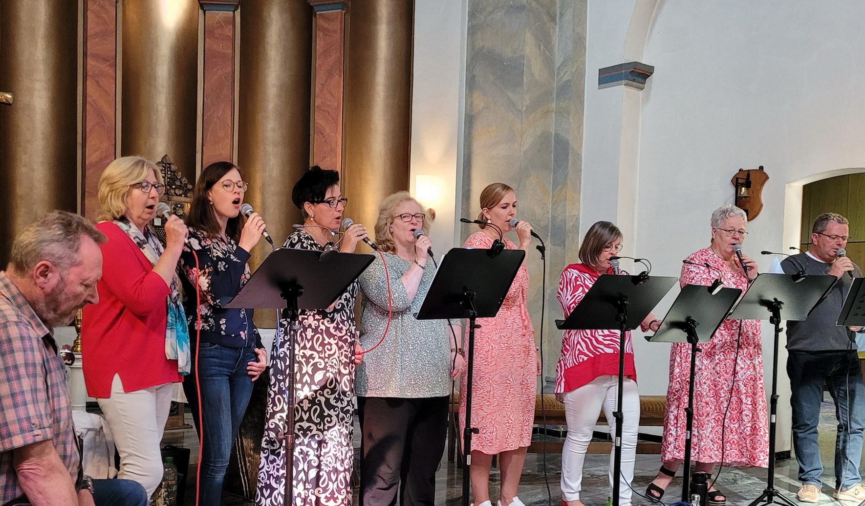 Die Sacro-Pop-Band „Rainer Wahnsinn“ unter Leitung des pensionierten Kirchenmusikers Rainer Pütz sorgt bei den Mutmachgottesdiensten in St. Rochus für die musikalischen Impulse, an denen sich auch die Liturgie orientiert. Das Bild entstand bei einer früheren Feier.