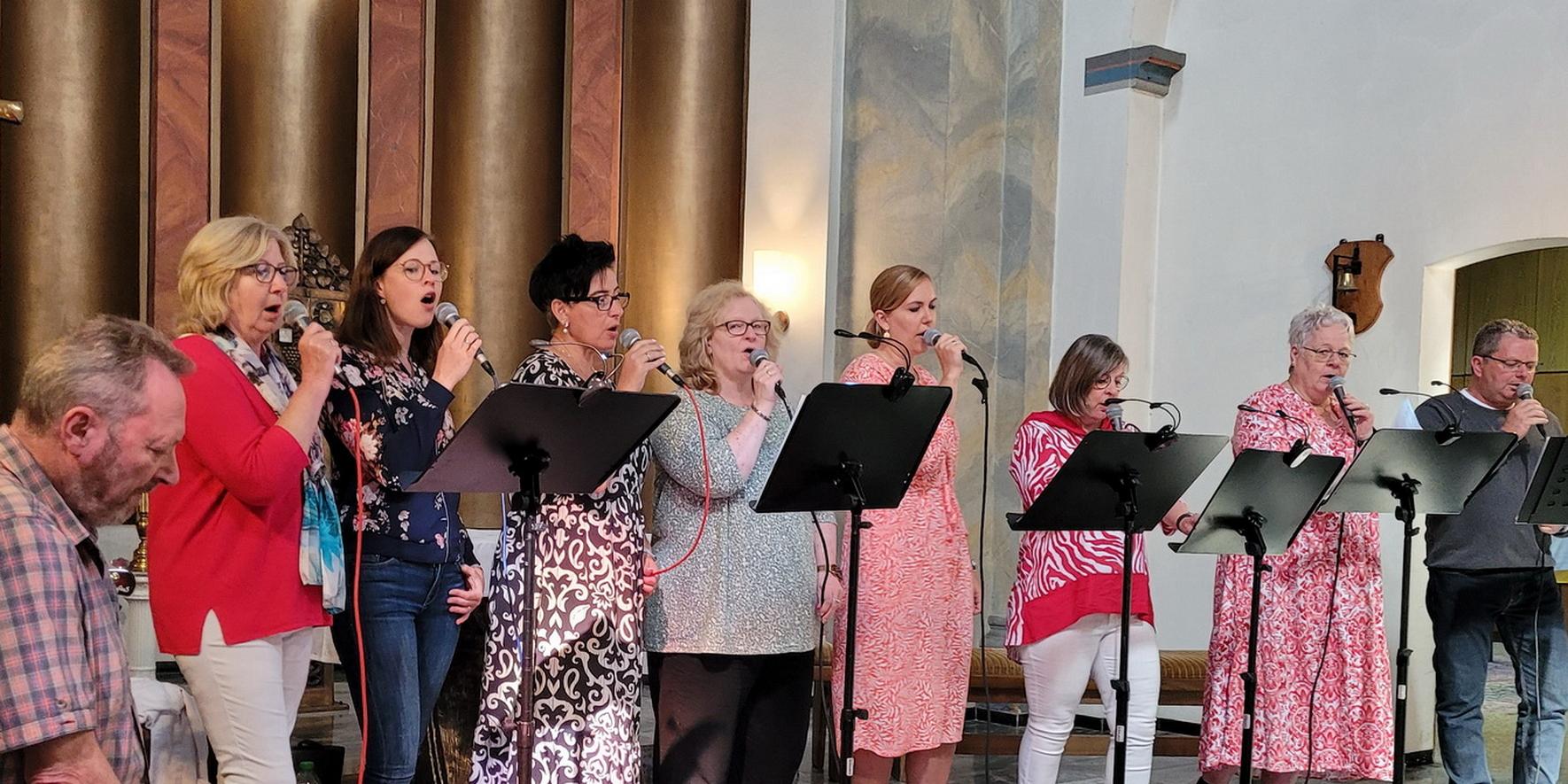 Die Sacro-Pop-Band „Rainer Wahnsinn“ unter Leitung des pensionierten Kirchenmusikers Rainer Pütz sorgt bei den Mutmachgottesdiensten in St. Rochus für die musikalischen Impulse, an denen sich auch die Liturgie orientiert. Das Bild entstand bei einer früheren Feier.