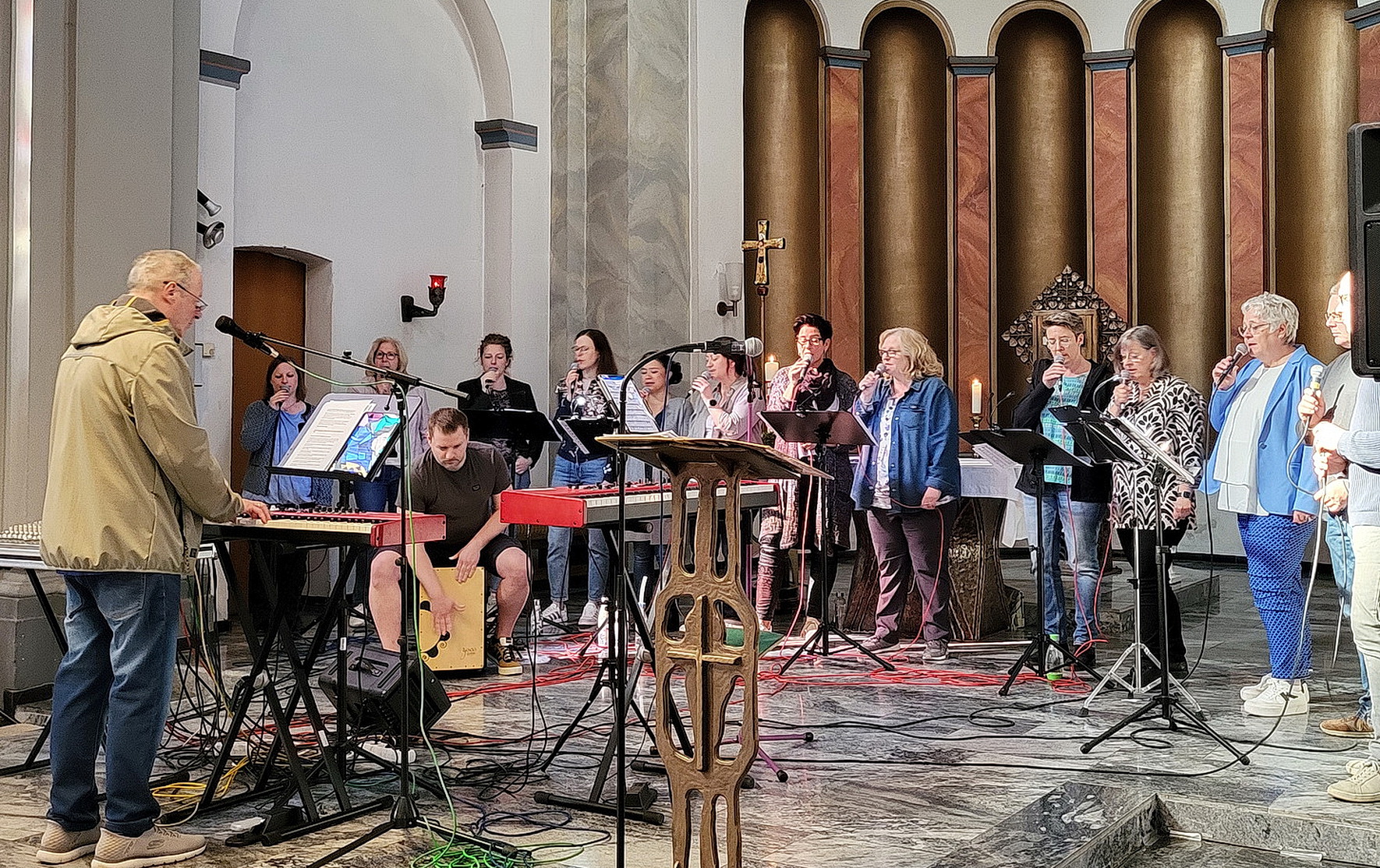 Als musikalisches Leitmotiv dient dem Musiker Rainer Pütrz und seinem Chor und Ensemble „Rainer Wahnsinn“ beim nächsten „Mutmachgottesdienst“ am Sonntag, 1. Februar, um 17 Uhr in Strempt, St. Rochus, ein weltbekanntes Thema: die „Ode an die Freude“ aus Ludwig van Beethovens 9. Sinfonie – in einer zeitgemäßen Bearbeitung für Chor und Band unter dem Titel „Joyful, Joyful“. Die Botschaft: Freude ist universell, verbindend und aktueller denn je.