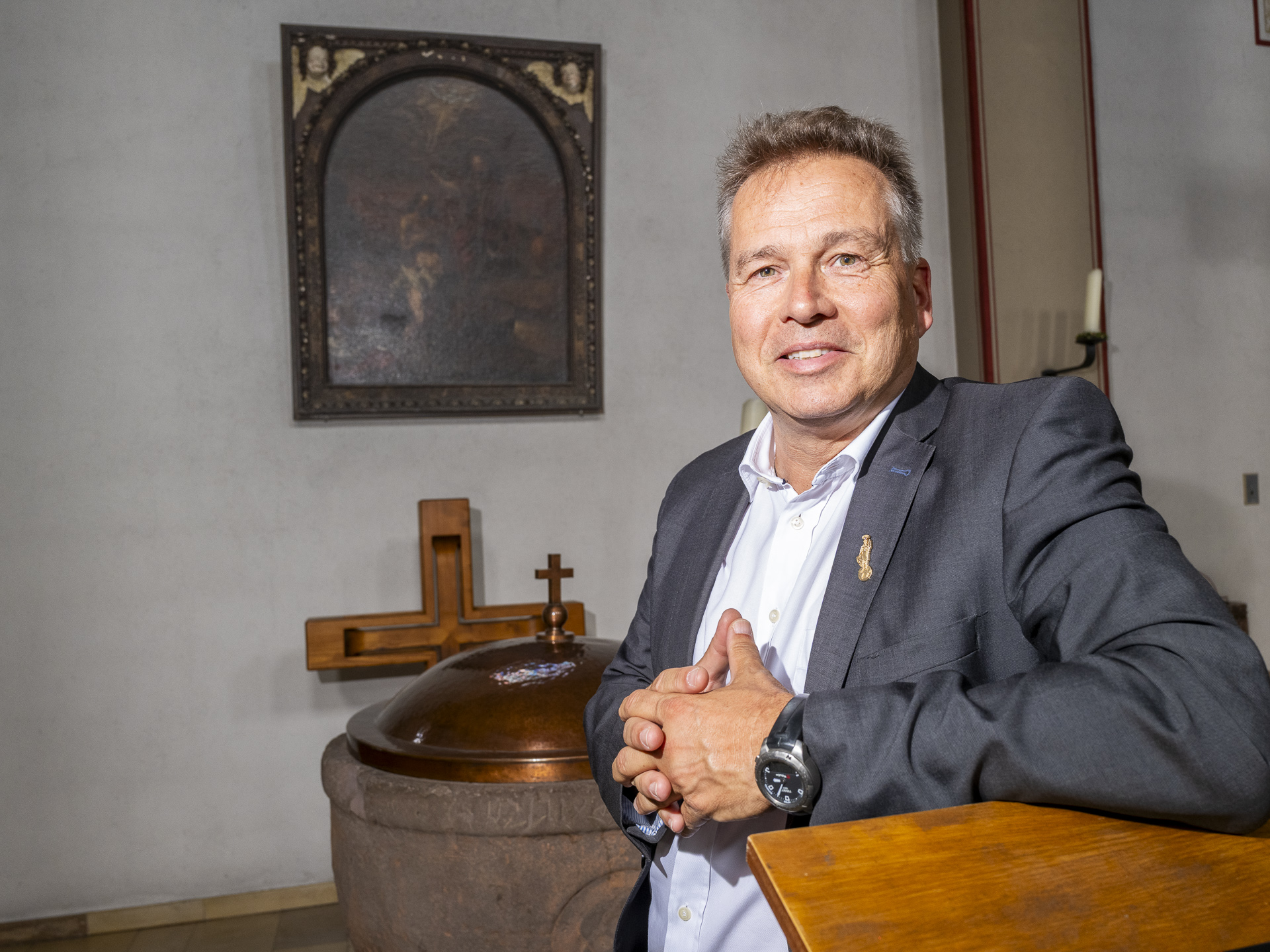 Das Johannes-Gemälde in der Mechernicher Pfarrkirche fasziniert Dr. Peter Schweikert-Wehner. Der unter dem Pseudonym „Tryptychon“ publizierende Kirchenkunstexperte sammelt bereits Geld, um das Kunstwerk restaurieren zu lassen und ihm mögliche Geheimnisse zu entlocken. Pfarrer Erik Pühringer ist mit diesem Vorhaben einverstanden und will sich für ein „Go“ des Kirchenvorstandes einsetzen.