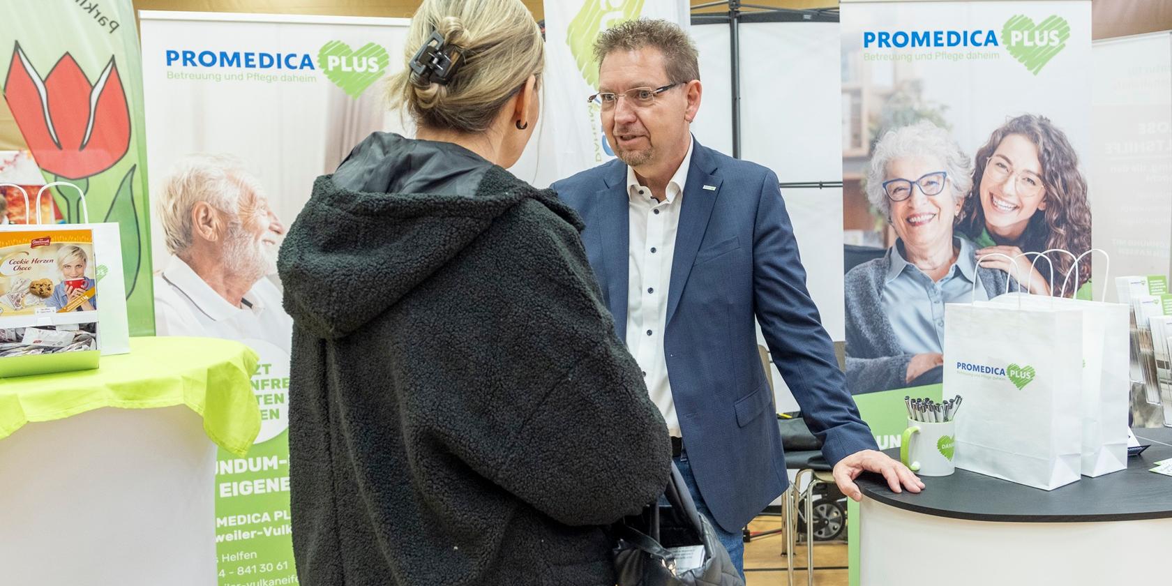 Mit seiner Idee für eine Seniorenmesse hatte Claus Helfen von Promedica Plus bei der Stadt Mechernich offene Türen eingerannt. Er informiert an seinem Stand über häusliche Betreuung.