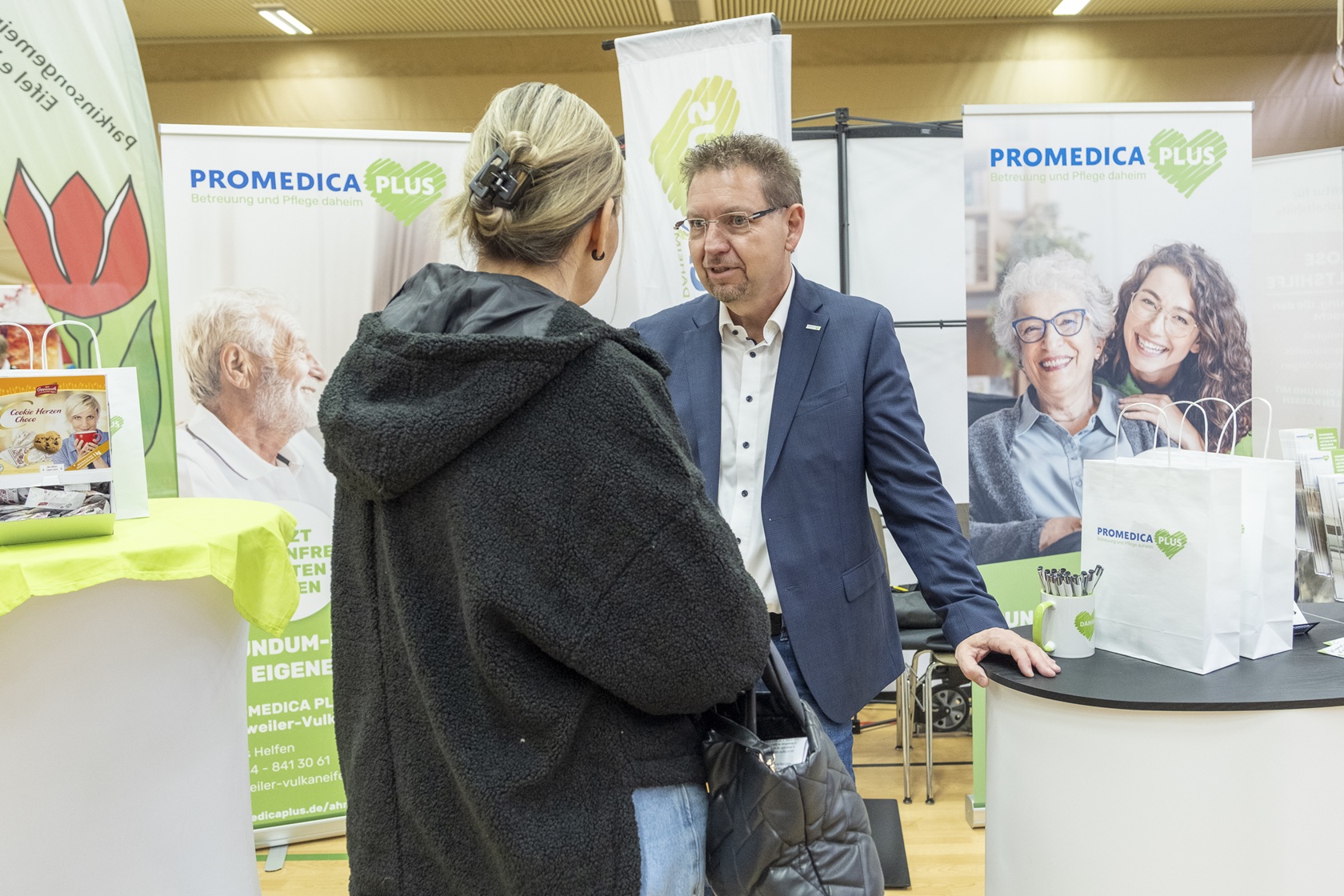 Mit seiner Idee für eine Seniorenmesse hatte Claus Helfen von Promedica Plus bei der Stadt Mechernich offene Türen eingerannt. Er informiert an seinem Stand über häusliche Betreuung.