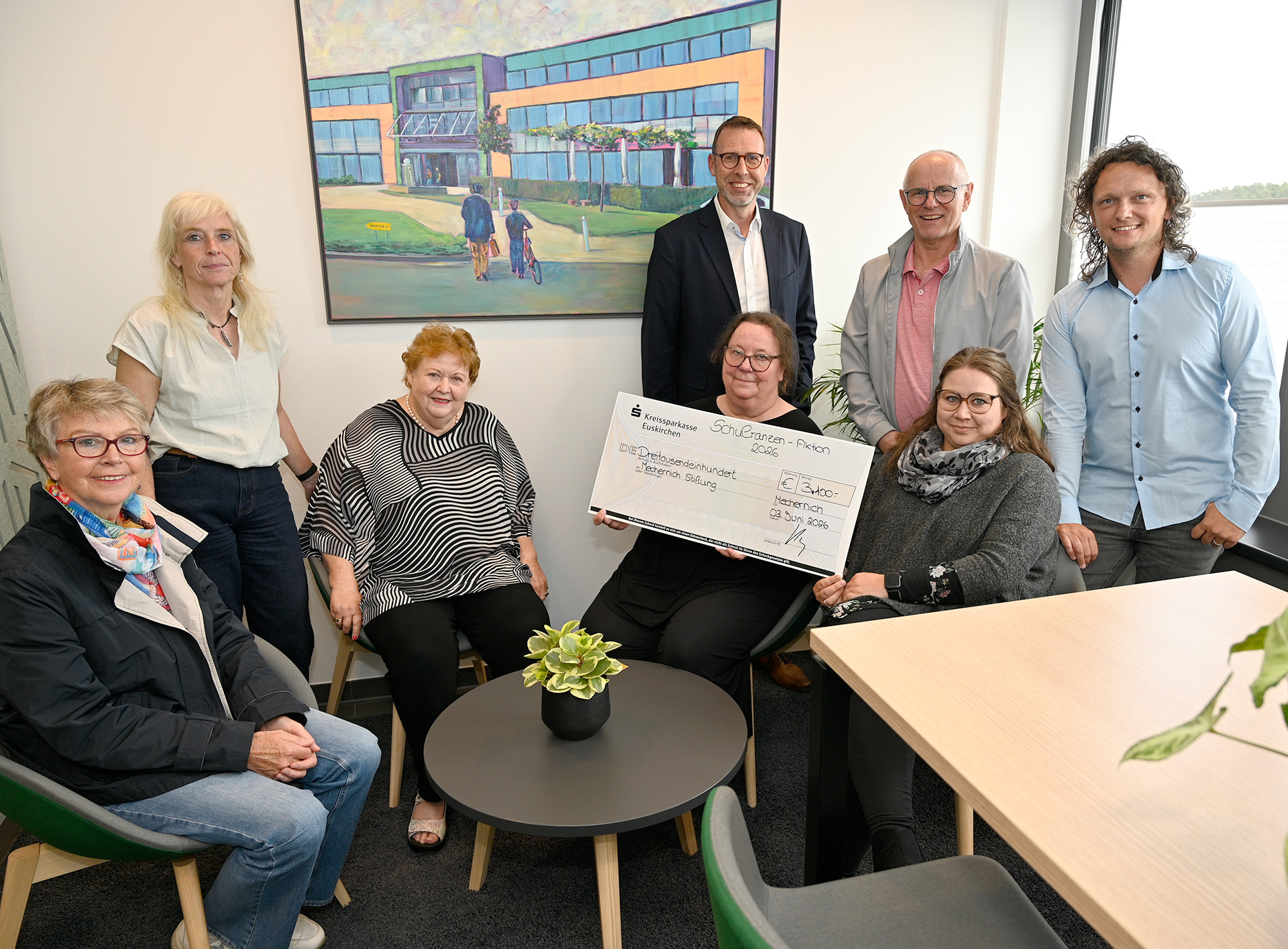Mit satten 3.100 Euro für Schulranzen unterstützt die Mechernich-Stiftung 31 Kinder im ganzen Stadtgebiet. Hier die symbolische Scheckübergabe im Rathaus: (v. r., hinten) Björn Schäfer, Ralf Claßen und Volker Zart von der Mechernich-Stiftung, (v. r., vorne) Verena Kleinfeld (AWO), Claudia Korth-Kreimendahl (St. Severinus), Rita Gerdemann (Stiftung), Heidi Zander (Caritas) und Maria Jentgen (Stiftung). F