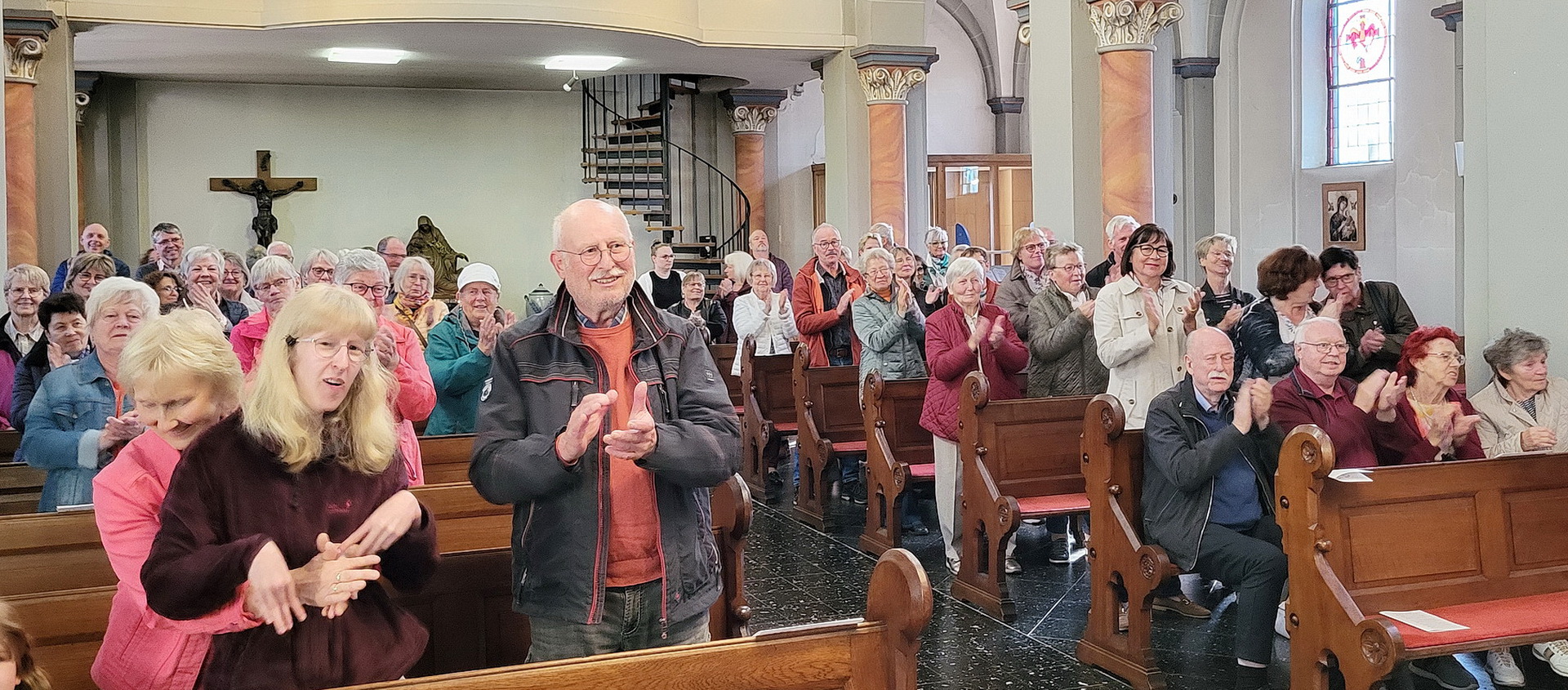 Wiederholt spendeten Gottesdienstbesucher bei den „Mutmachfeiern“ im Pastoralen Raum Mechernich den Gestaltenden stehenden Applaus wie hier im vergangenen Jahr in der Strempter Pfarrkirche St. Rochus.