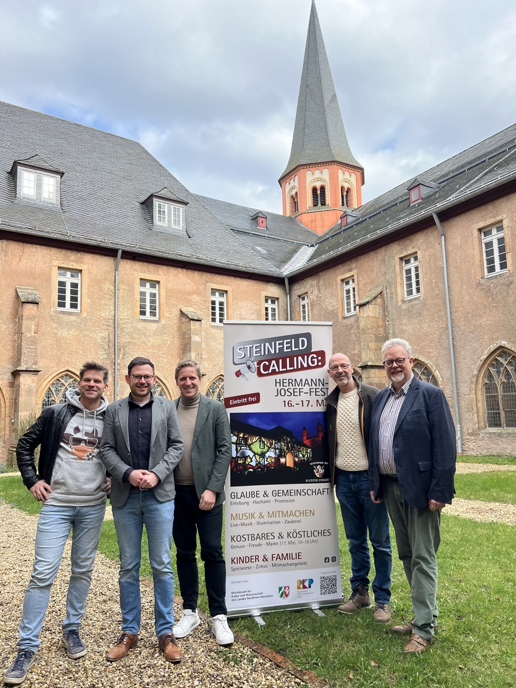 Intendant Erik Arndt (v.r.), Programmchef Martin Reinicke, Landrat Markus Ramers, Kalls Bürgermeister Emmanuell Kunz und Sänger Uwe Reetz stellten „Steinfeld Calling 2026“ in einer Pressekonferenz dem Schleidener „WochenSpiegel“ vor.