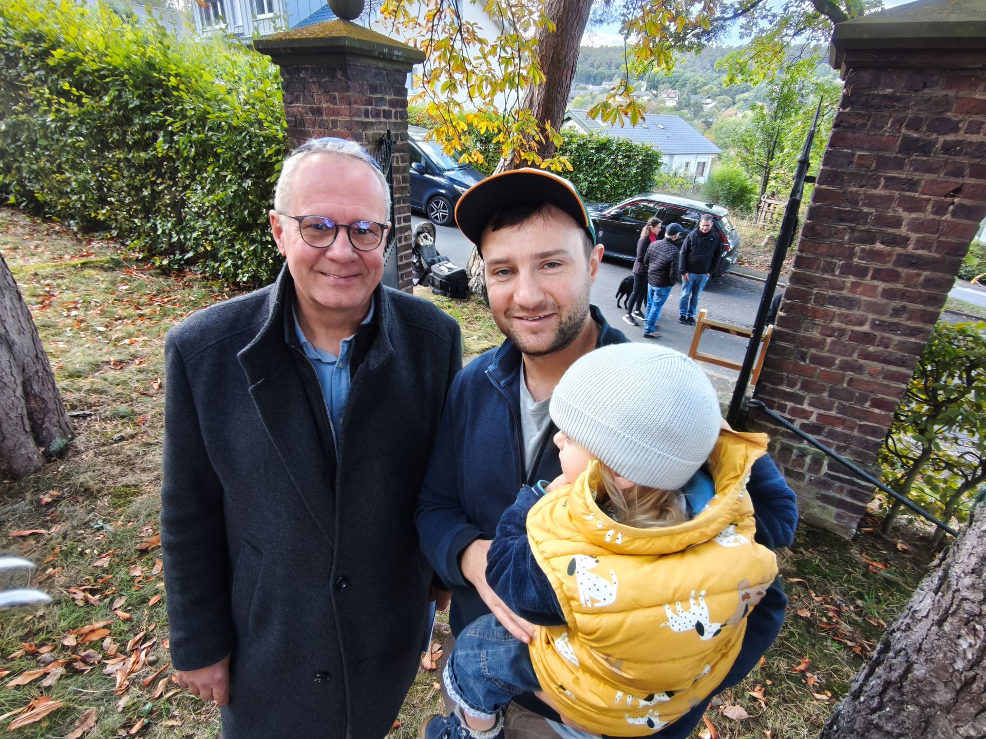 Erinnerung über Generationen hinweg: Der in Amerika aufgewachsene  Robbin Goss (rechts) war mit Söhnchen Arthur zur Stolpersteinverlegung nach Kommern gekommen – zur Freude von Rainer Schulz und seinen Mitstreitern vom Arbeitskreis „Forschen – Gedenken – Handeln“.