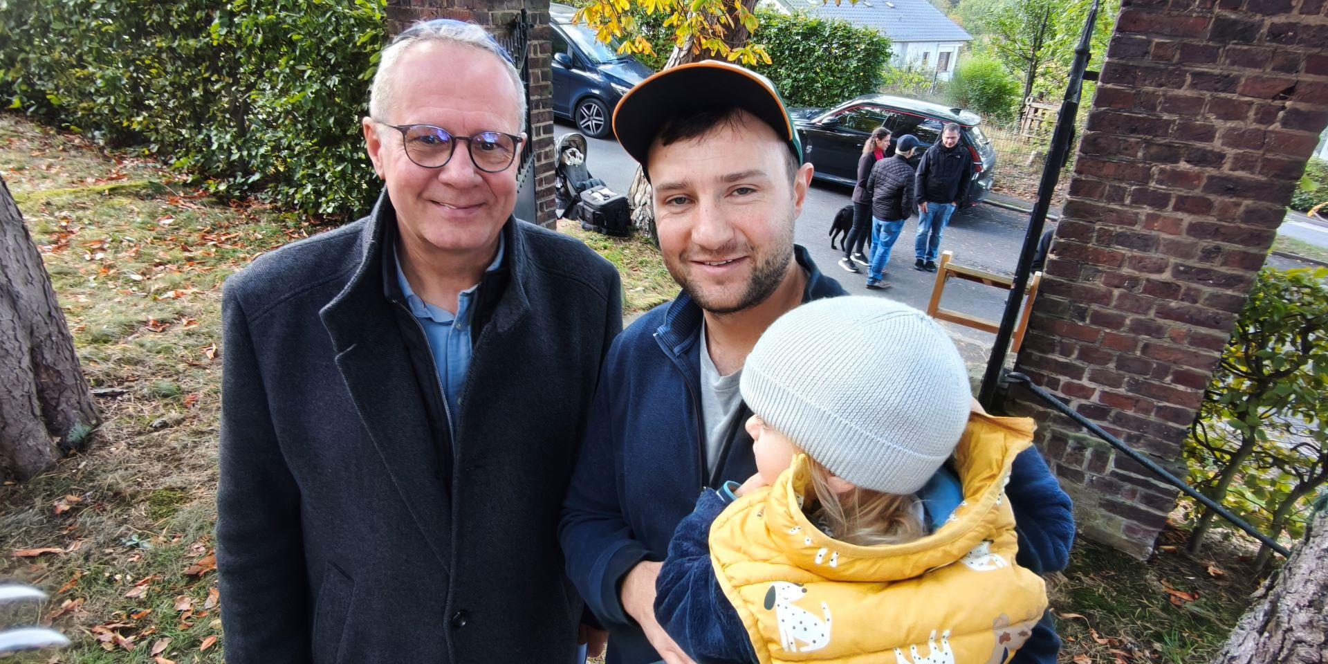 Erinnerung über Generationen hinweg: Der in Amerika aufgewachsene Robbin Goss (rechts) war mit Söhnchen Arthur zur Stolpersteinverlegung nach Kommern gekommen – zur Freude von Rainer Schulz und seinen Mitstreitern vom Arbeitskreis „Forschen – Gedenken – Handeln“.