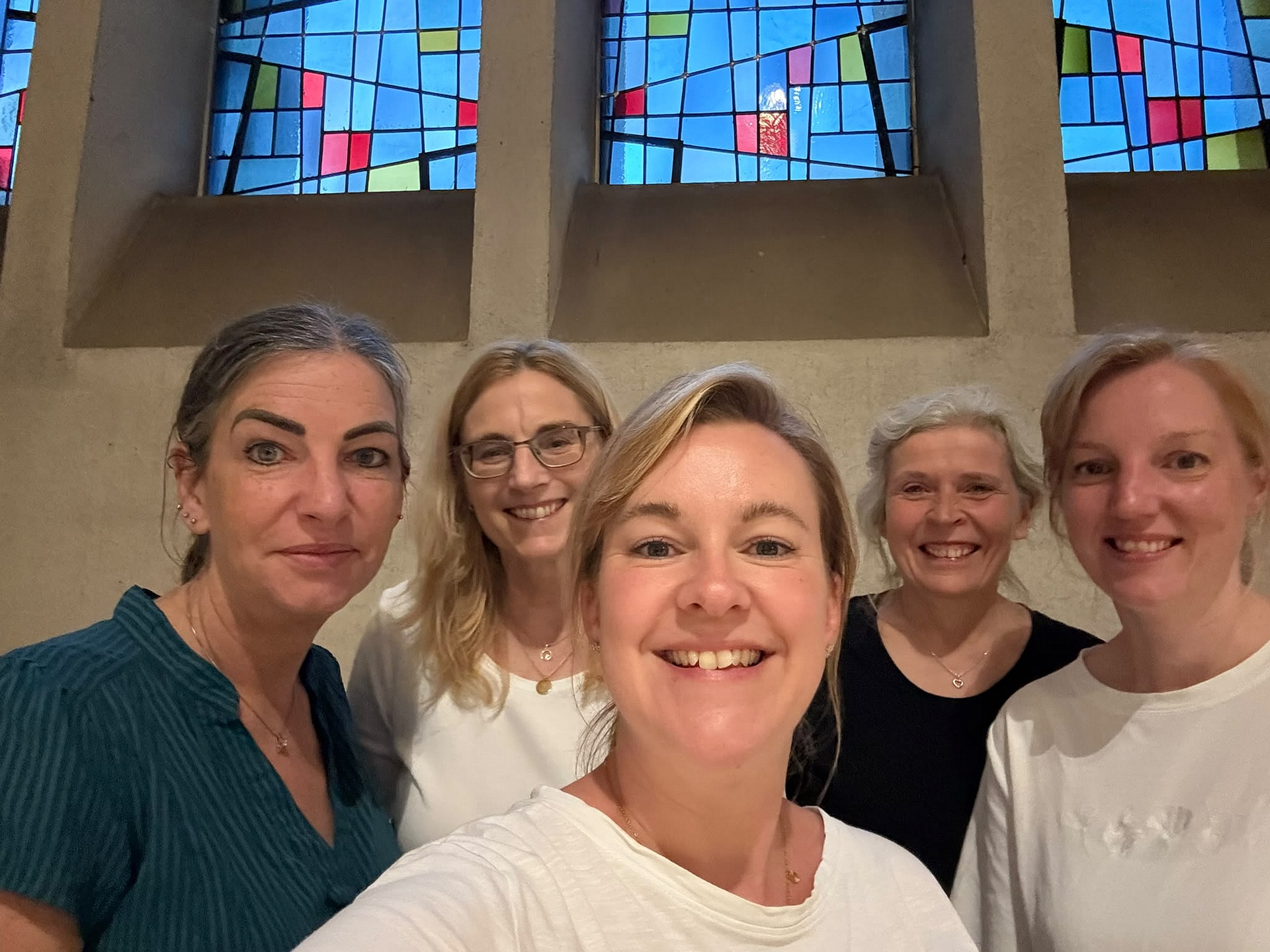 Ob am Taufbecken, am Ambo, am Altar oder vor den Buntglasfenstern in der neuen Pfarrkirche St. Johannes Baptist in Mechernich: Kinder und Familien können dort täglich zwischen 9 und 17 Uhr selbstständig auf Entdeckertour gehen. Der Familienmesskreis mit (v.l.) Claudia Simon, Monika Lünebach, Ramona Averbeck, Agnes Peters und Sandra Ottersbach hat sich diese Rallye für die Sommerferien ausgedacht.