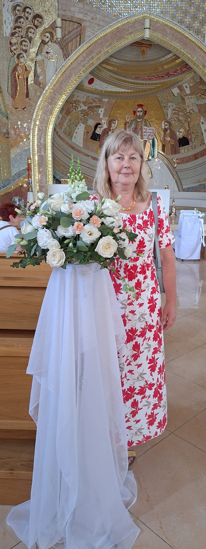 Teresa Świeca, Vorsitzende der Communio in Christo in Mechernichs polnischer Partnerstadt Skarszewy, brachte ein Blumengebinde zum Altar. Die jährliche Wallfahrt bot den Teilnehmerinnen und Teilnehmern Gelegenheit, den Alltag hinter sich zu lassen und sich ganz dem Gebet und der geistlichen Gemeinschaft zu widmen.