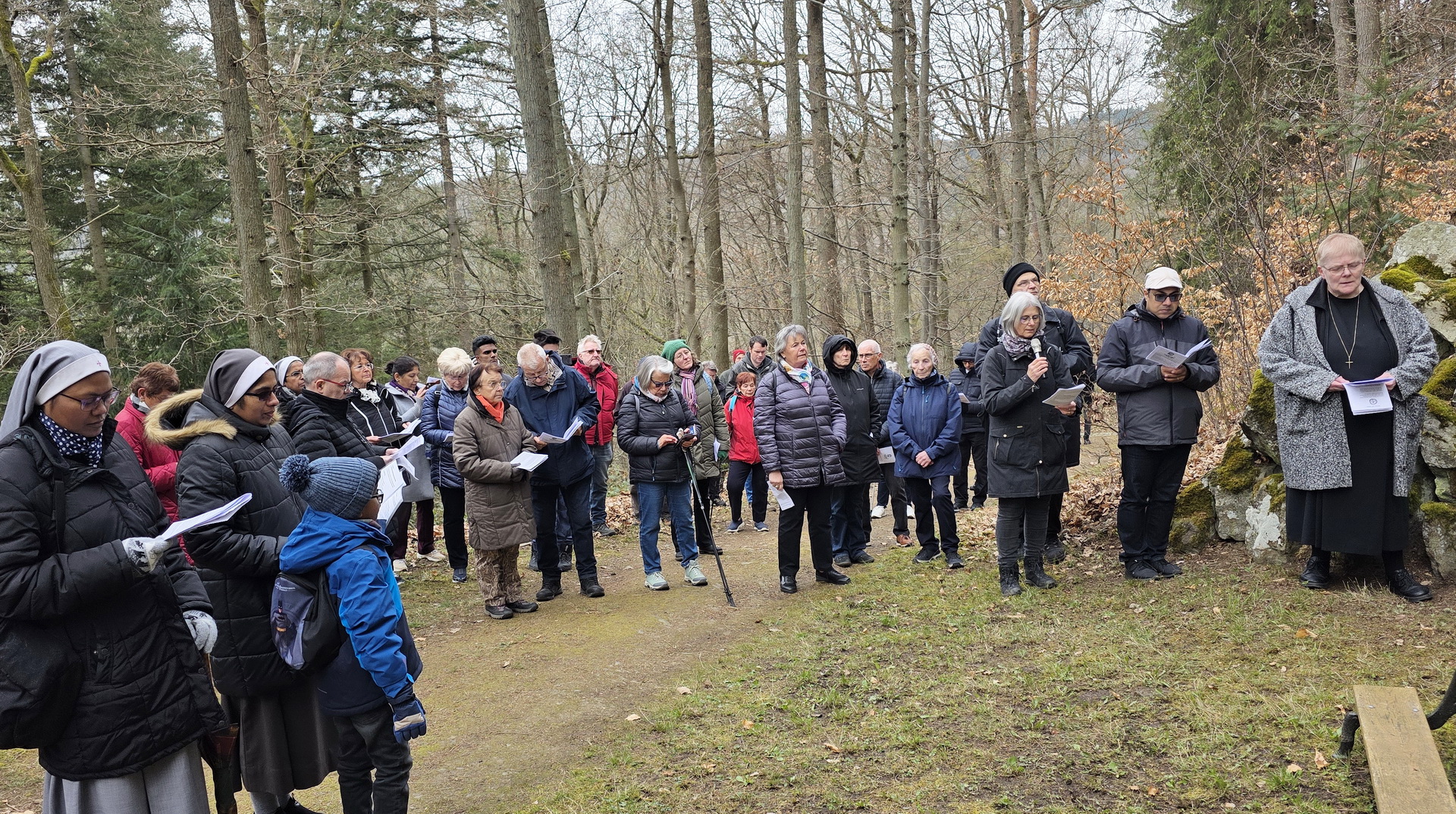 Rund 70 Gläubige nahmen am Karfreitag am Kreuzweg der Communio in Christo in Adenau teil – parallel wurde auch in der Mechernicher Hauskapelle gebetet. Von rechts Schwester Lidwina, Diakonand Tilj Puthenveettil, Georg Schürmann und Hilde Bouschery.