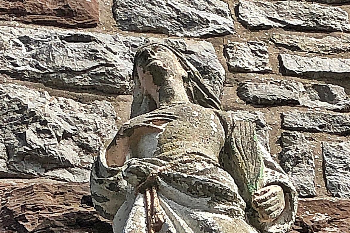 Die Heilige Barbara an der Außenfassade der Kirche St. Barbara in Krekel