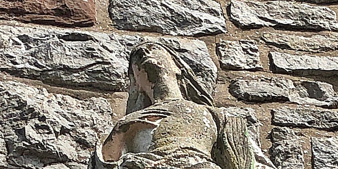 Die Heilige Barbara an der Außenfassade der Kirche St. Barbara in Krekel