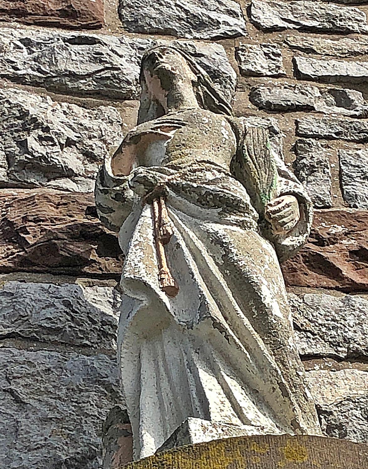Die Heilige Barbara an der Außenfassade der Kirche St. Barbara in Krekel
