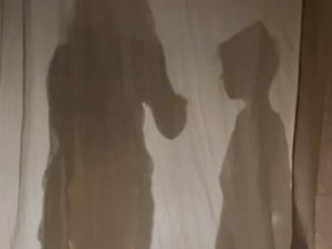 Schattenspiel: Frau und Kind
