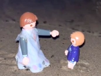 Ein großes Playmobilmännchen streckt die Hand über ein kleines Playmobilmännchen  aus.