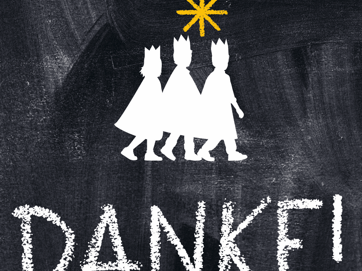 Drei Könige mit einem gelben Stern auf einer Schultafel im Hintergrund. Die Könige sind weiß. Darunter in Großbuchstaben als Kreideschriftzug die Buchstaben DANKE!