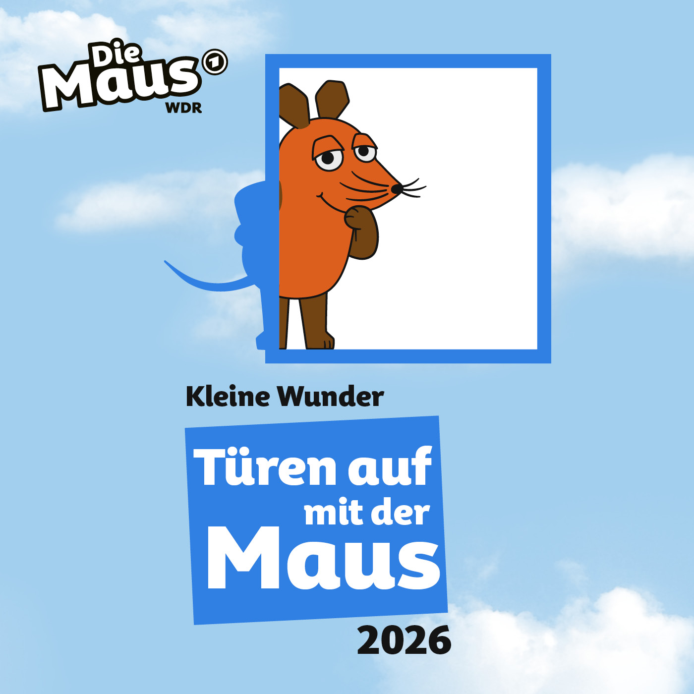 Die orangefarbene Maus lehnt sich nachdenklich an einen blauen Rahmen vor blauem Himmel mit Wolken, darunter steht der Text 'Kleine Wunder Türen auf mit der Maus 2026'