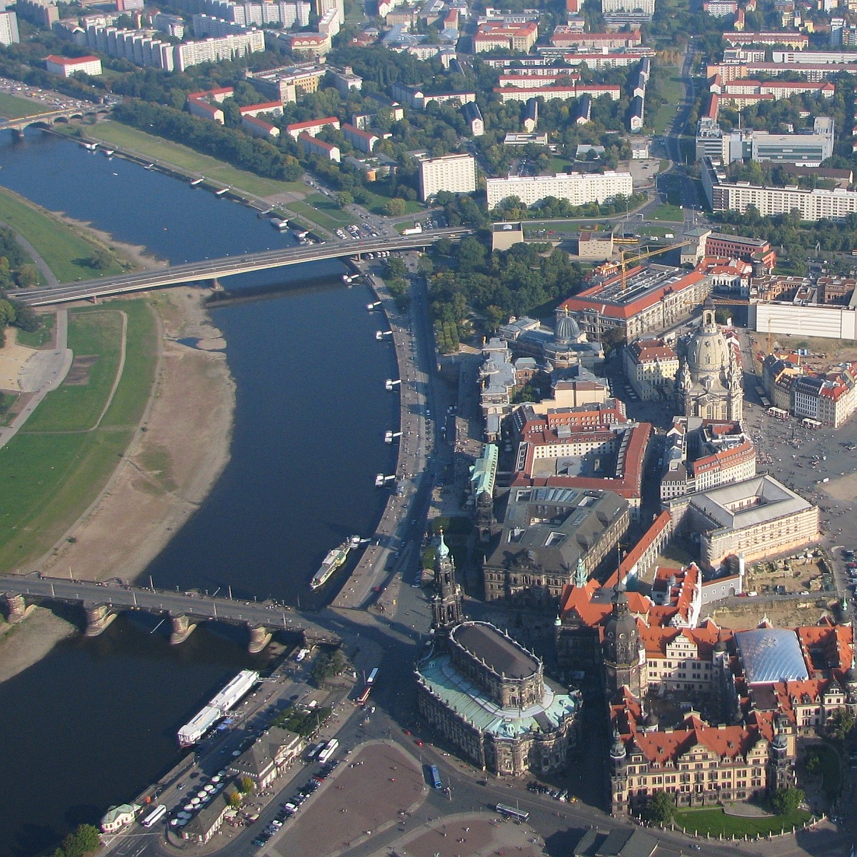Dresden mit Zentrum, Altstadt, Elbe und Augustiner-Brücke, Hofkirche (Bischofskirche), Brühlsche Terassen, Frauenkirche