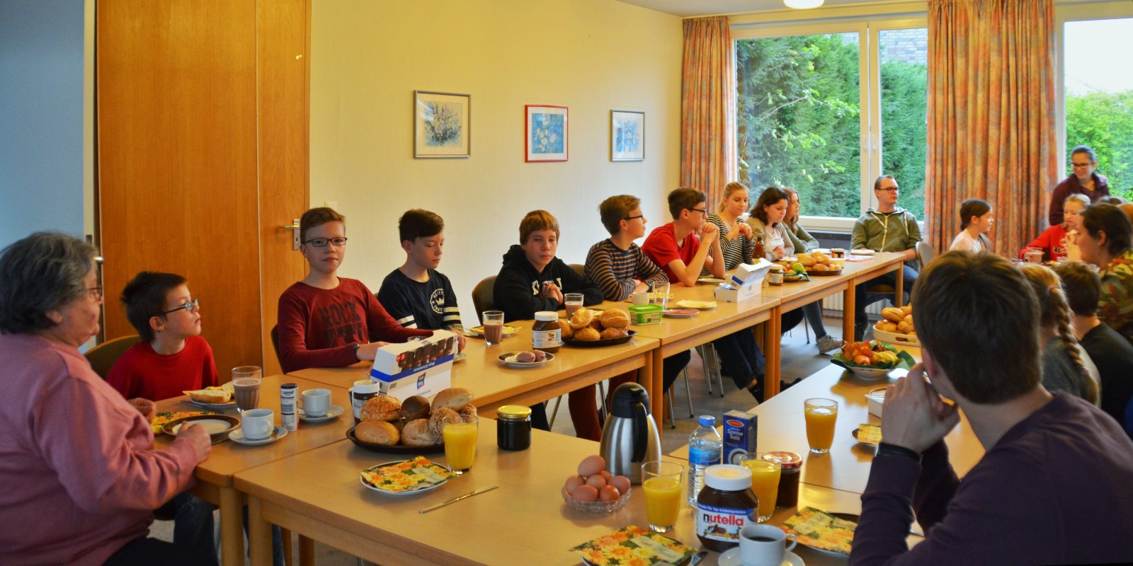 Gemeinsames Frühstück der Messdiener von St. Stephanus zu Beginn der Herbstferien 2017