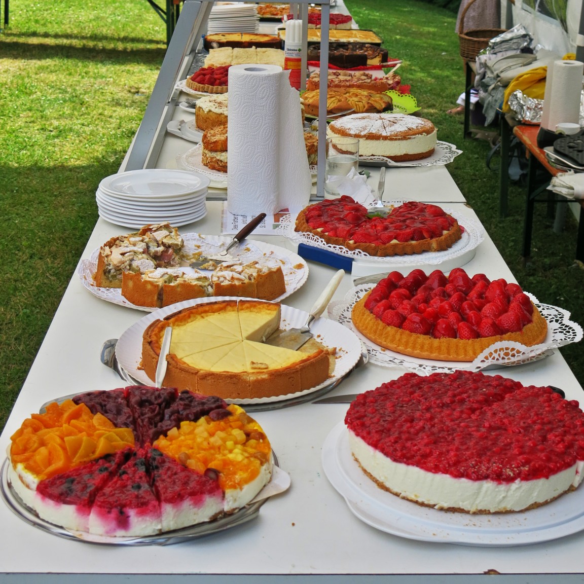Pfarr- und Heimatfest 2018:   Kuchen und Torten an der Theke zur Cafeteria