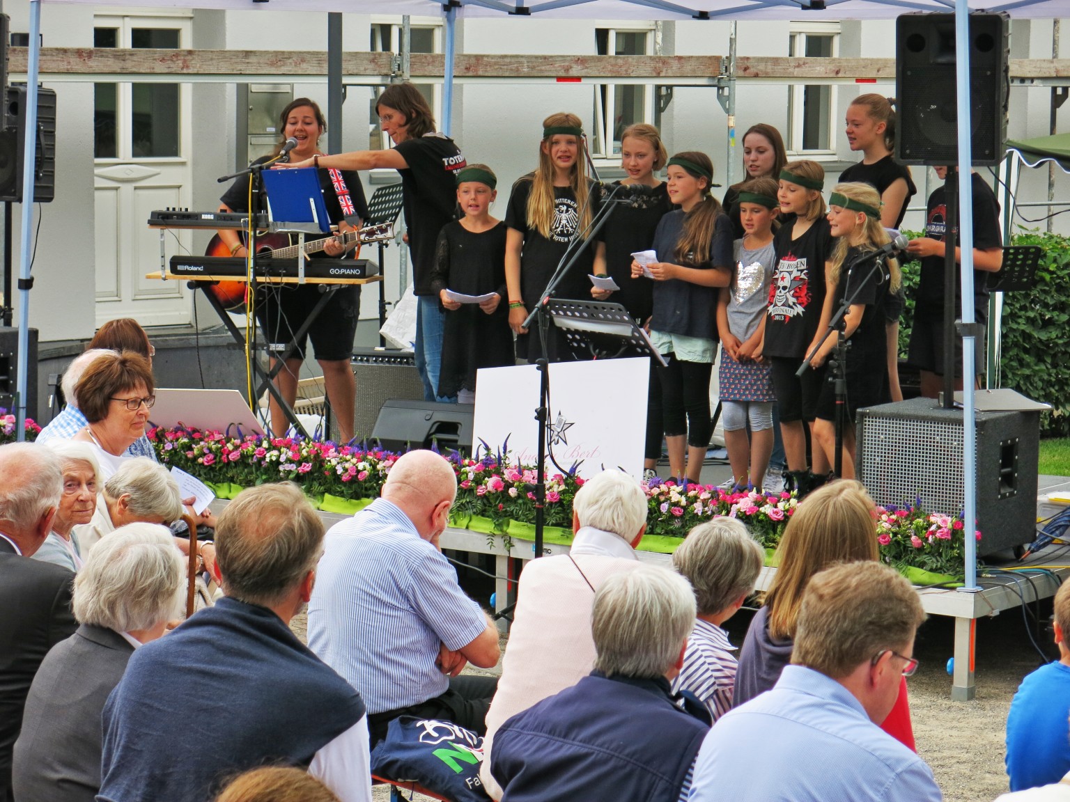 Pfarr- und Heimatfest 2018:   Der Jugend-Projekt-Chor singt zu Beginn der Festmesse auf dem Kirch-Vorplatz von St. Stephanus