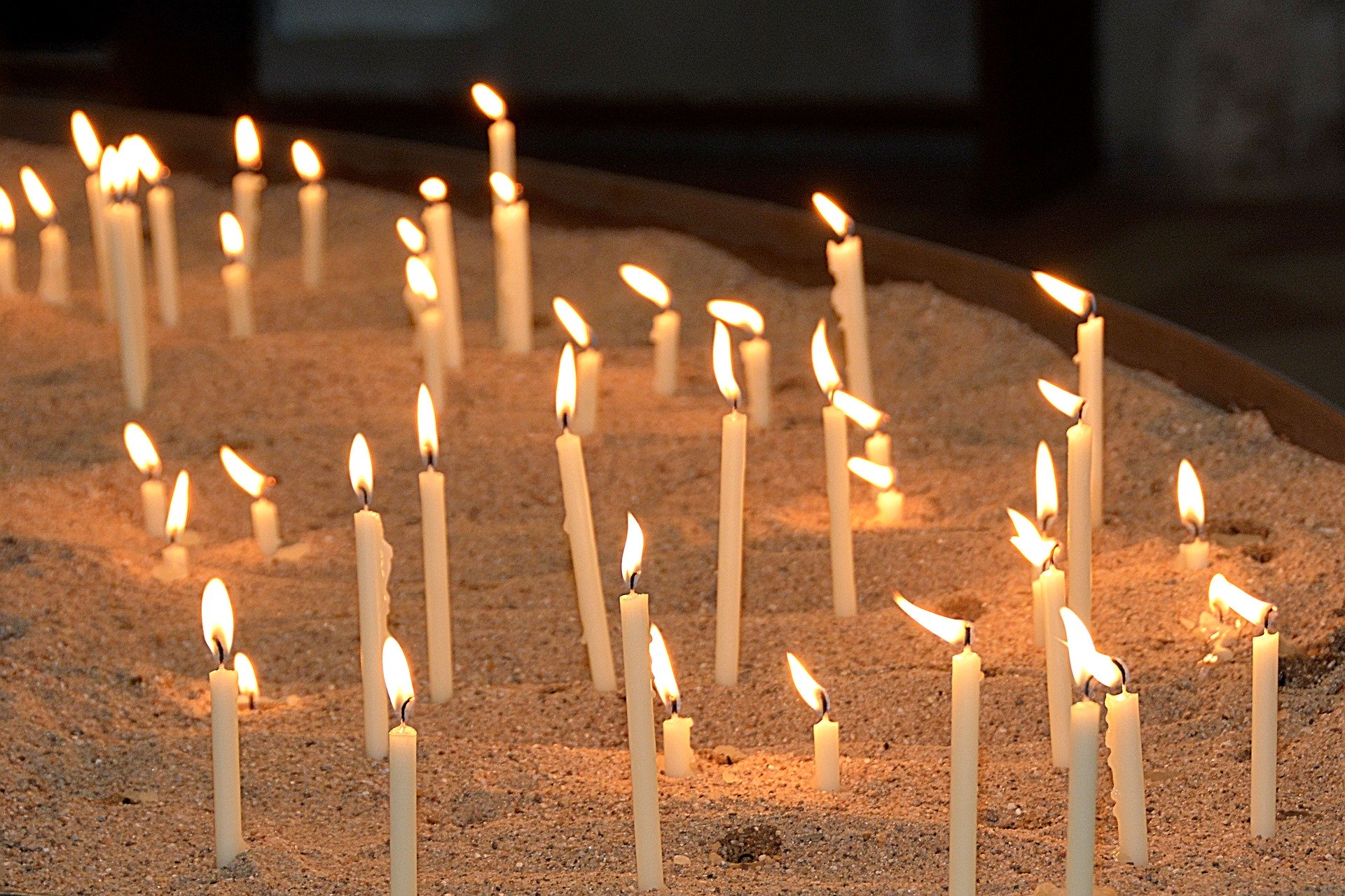 2020_03_24_memorial-candles-2686150_1920