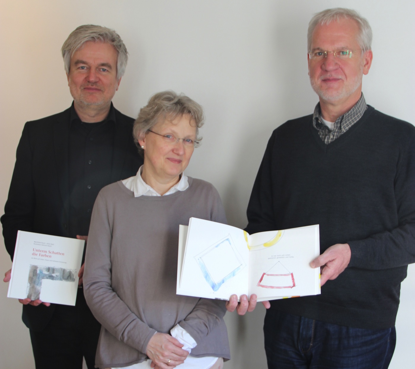 Heinrich und Mechthild Hüsch sowie Ulrich Roth (r.) mit ihrem Buch.