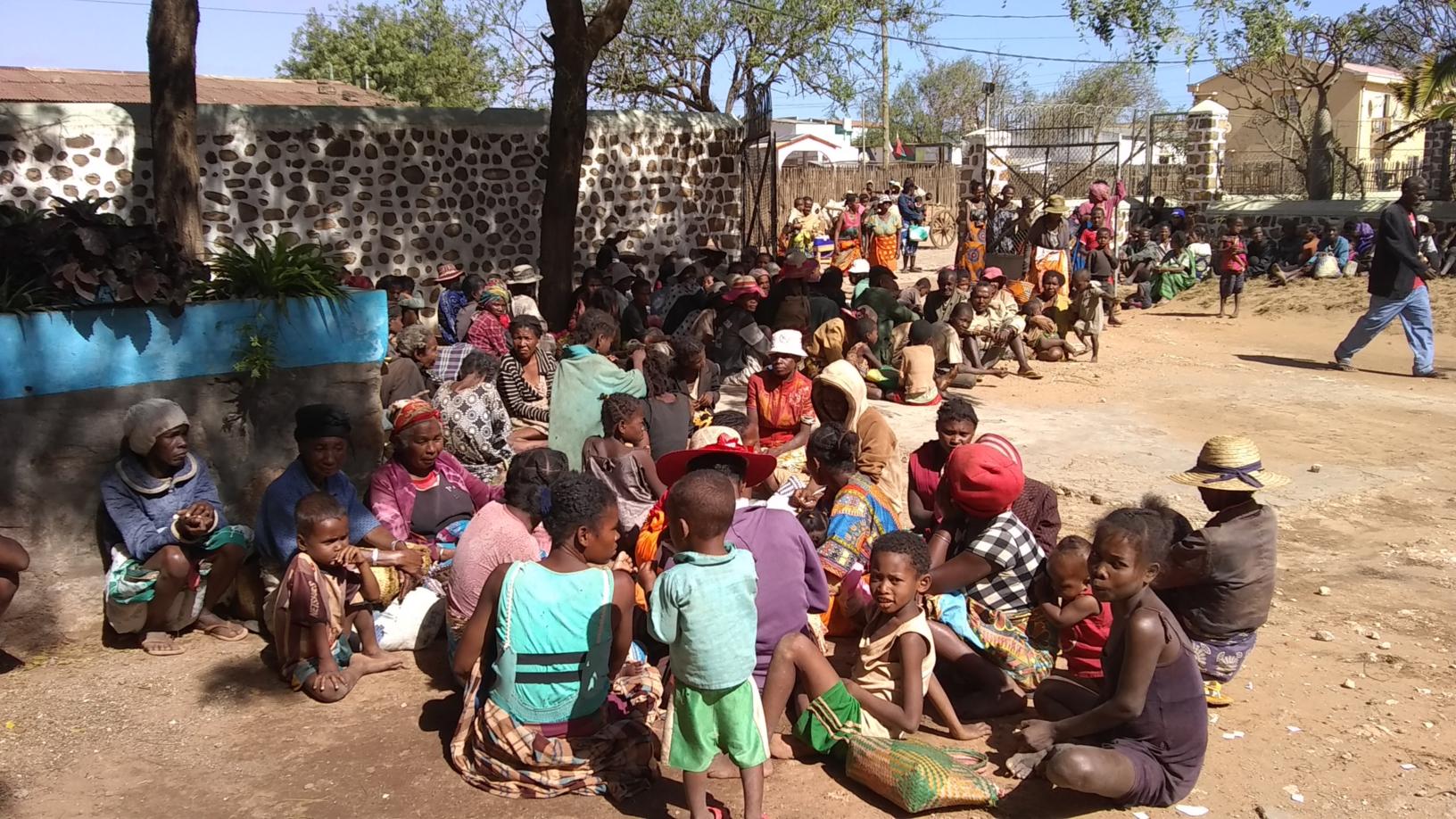 Dans la cour de la paroisse d'Ambovombe (c) Misereor