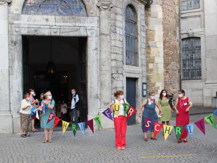 Die Frauen mit den Wimpeln aus Kloster Fahr.