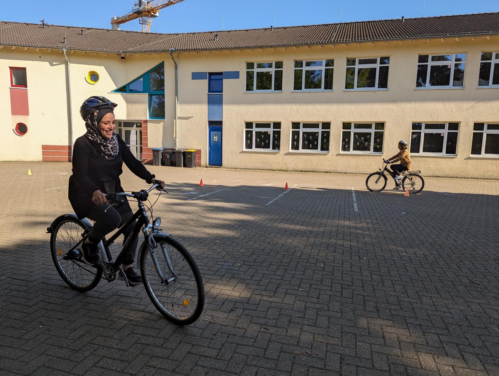 Fahrübungen auf dem Schulhof