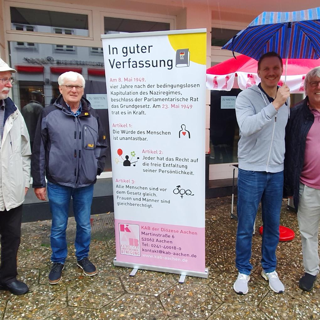 KAB-Mitglieder verschenkten Grundgesetze