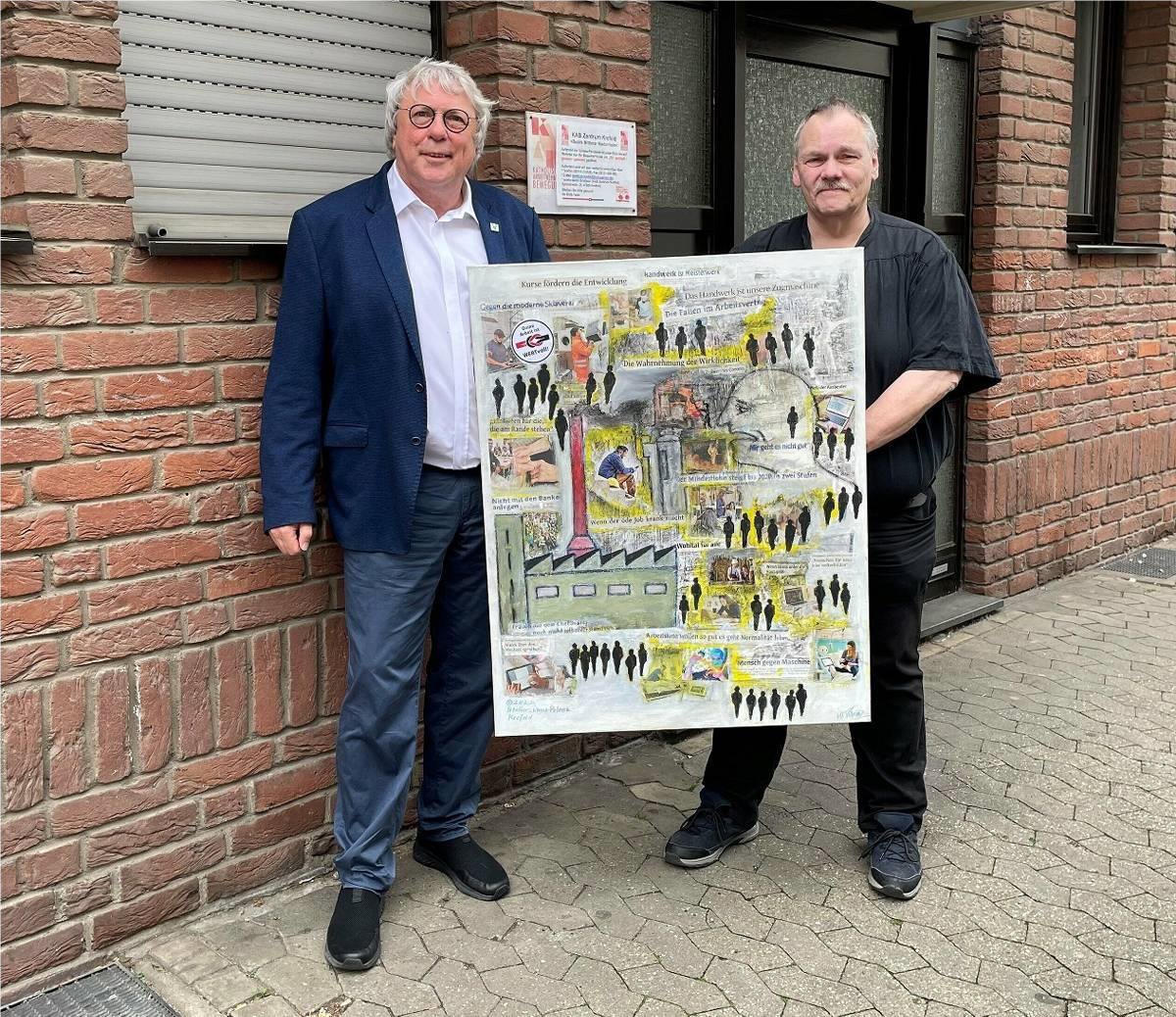 KAB-Vorsitzender Uwe Schummer (links) und KAB-Sekretär Günter Weber präsentieren ein Bild des Krefelder Künstlers Klaus Polenz, das im Zentrum der Kampagne stehen soll.